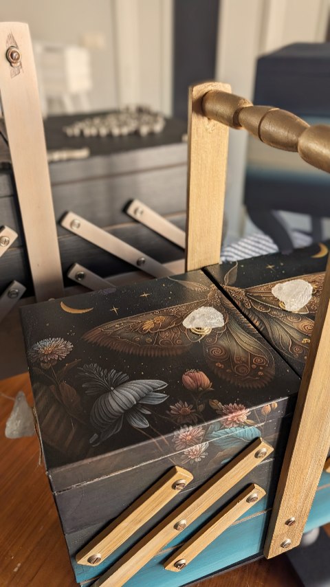 Ça ne me dérange pas, qu'on fasse des photos de mon stand et de mes créations...
En vrai je trouve ça plutôt flatteur 🤗
Mais depuis quelques temps, je m'imagine sortir de derrière mon stand en criant "mais achète-la !"
Compliqué dans ces cas-là de ne pas me mettre à rire toute seule 😅😂
#creationartisanale #marcheartisanal #artisanatbelge #faitmainavecamour #françoisdamiens