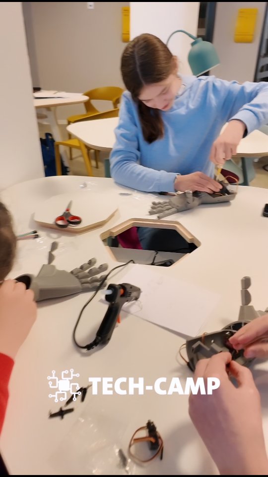 Die Zukunft wird greifbar 🦾
Die Jugendlichen haben ihre künstliche Hand komplett aufgebaut und erfolgreich mit dem Mikrocontroller verkabelt. Jede Verbindung sitzt, jede Bewegung ist das Ergebnis eigener Arbeit von der Mechanik bis zur Elektronik.
Jetzt zeigt sich, was Engineering bedeutet. Testen, Optimierung, Fehler finden und lösen, bis alles funktioniert. Aus einzelnen Bauteilen entsteht ein funktionierendes System und aus Neugier echtes technisches Verständnis.
Das ist der Moment, in dem aus Theorie Praxis wird und aus Ideen echte Innovation.
#MINT #Robotik #MedTech #Elektronik #Berufsorientierung