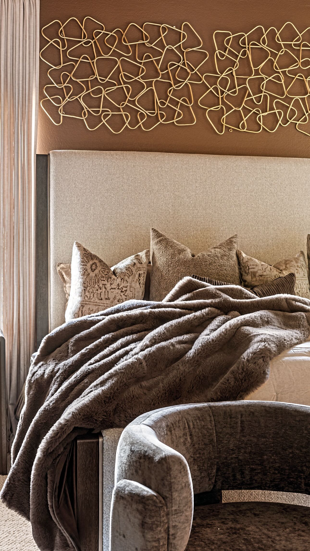 Shades of Brown š¤
Top 3 Favorite Things:
1. Client requested art work
2. The mirror moment
3. The linen textured fireplace
#flawlessspaces #interiordesign #blackinteriordesigner #interiorstyling #beforeandafter