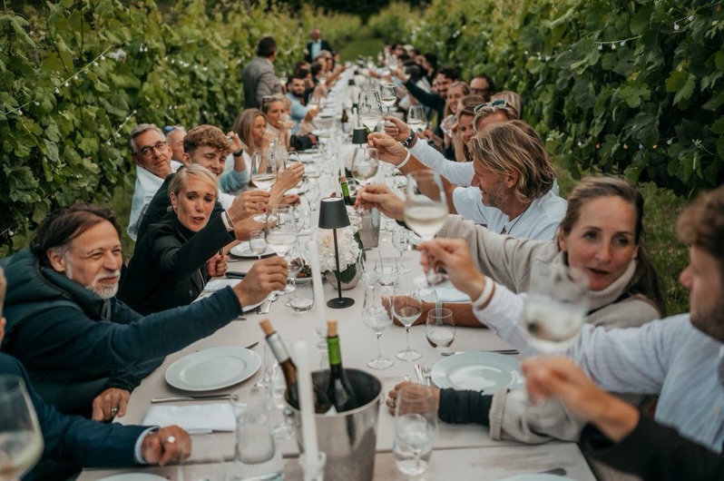 Entre vinhas e brisas serenas, celebramos a liberdade nos gestos simples.
Como na natureza, respeitar o outro é também cuidar.
Que nunca nos falte terra, liberdade e bons encontros para brindar. 🍷🌿
__
EN
Between vineyards and calm breezes, we celebrate freedom in simple gestures.
Just like in nature, to respect one another is also to care.
May we never lack earth, liberty, and good company to toast to. 🍷🌿
#QuintaDosEncados #Enoturismo #RegiaoDemarcadaDosVinhosVerdes #25DeAbril