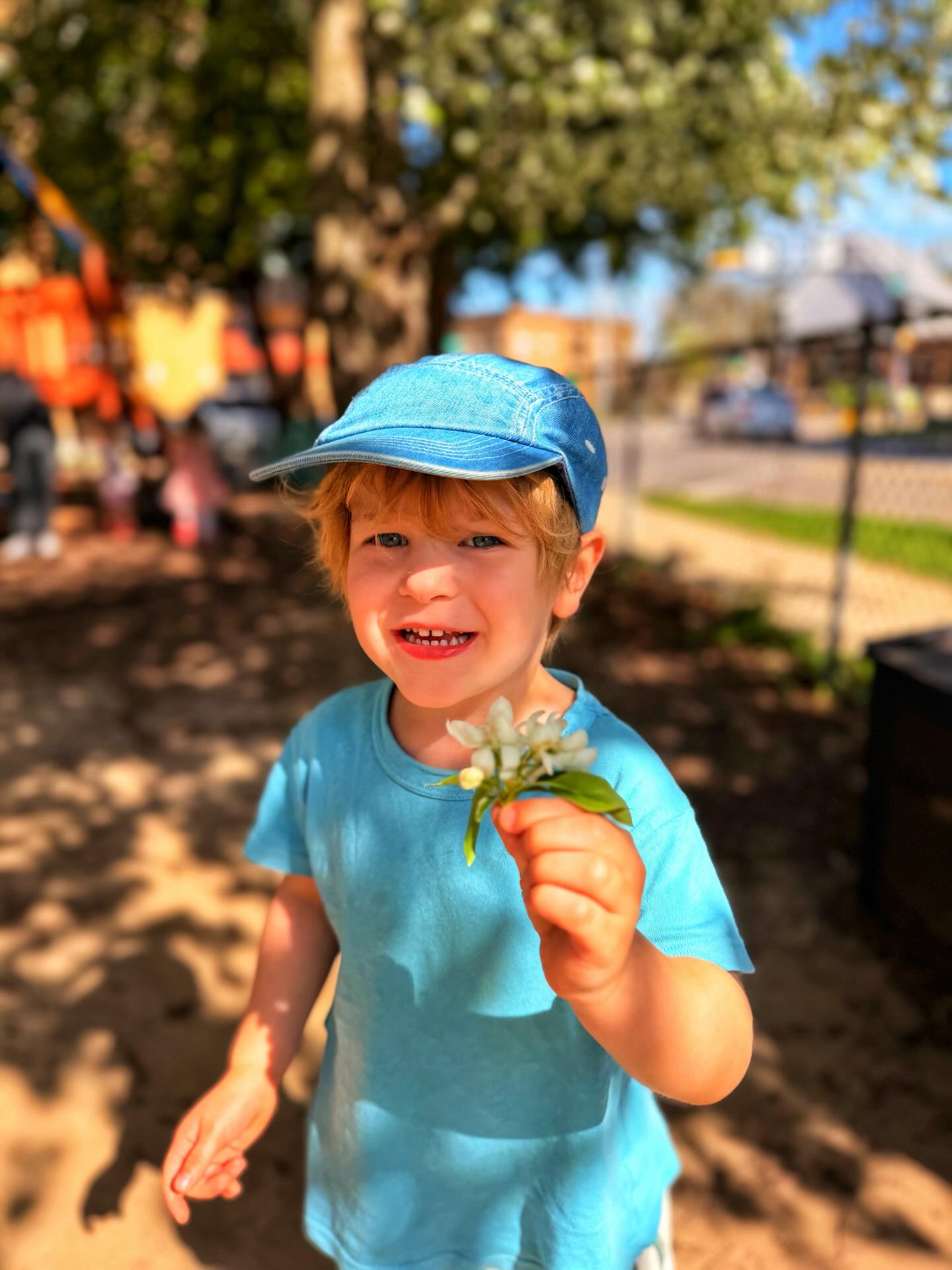 Feliz Jueves! 👋Today we soaked up the sunshine and spent time exploring all the amazing things nature has to offer🌳. This month we’re diving deep into learning about the forest, and every single day brings new discoveries. From the tiniest flowers to the tallest trees, these kids are absolutely loving every moment of outdoor learning. Days like today are pure magic from start to finish. Can’t wait to see what adventure tomorrow brings!” ✨☀️🌿