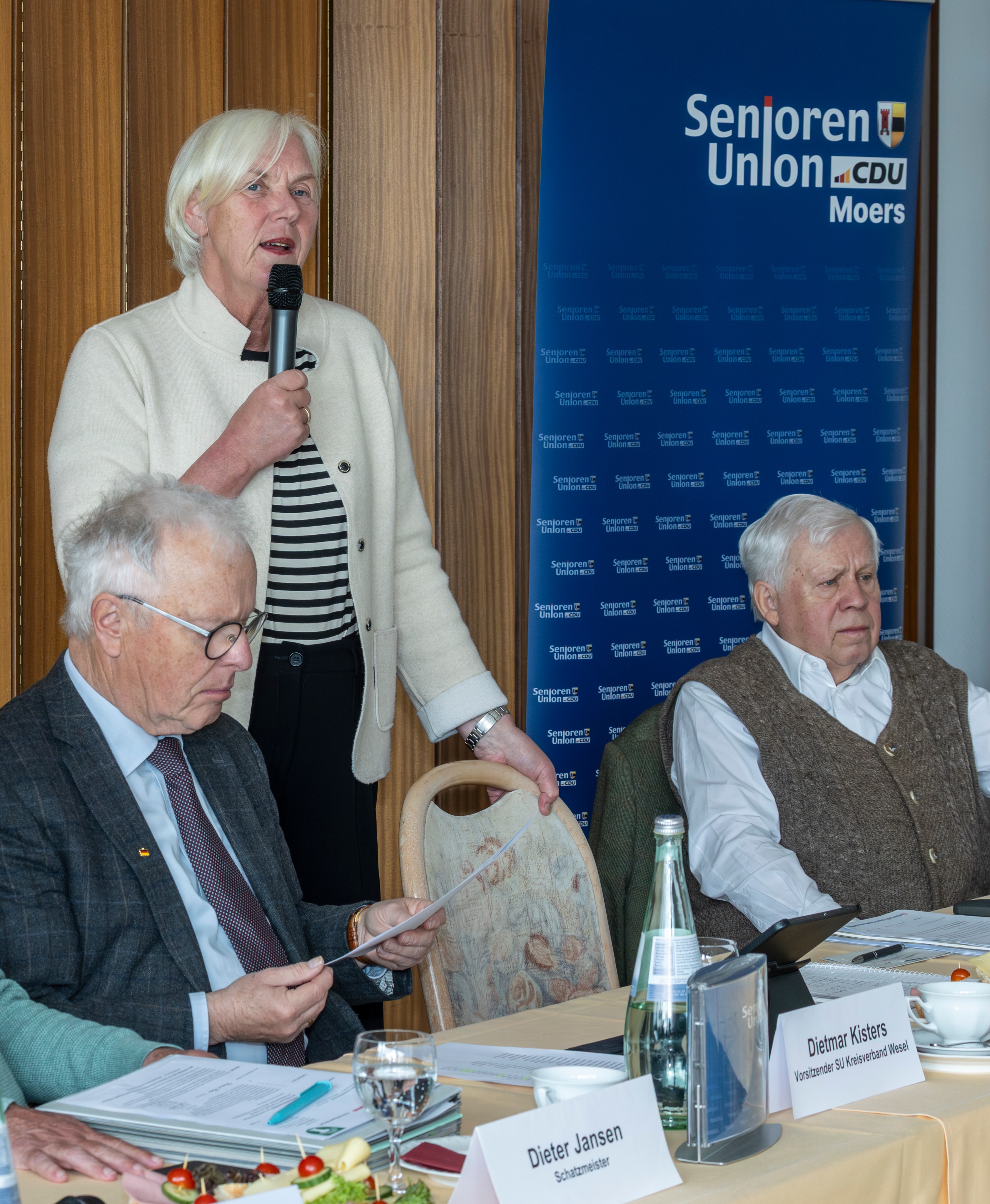 📍 Besuch bei der Seniorenunion im Kreis Wesel mit über 1.000 Mitgliedern.
🎙️ Eine starke und diskutierfreudige Mannschaft erwartete mich heute in Büderich am Rhein. Danke, lieber Dietmar Kisters und lieber Rolf Trost, für diesen bereichernden Austausch mit einem klaren Fazit:
💪🏻 Seniorinnen und Senioren gehören mit an die Tische der „Entscheider“. Wir wollen uns aktiv einbringen und unsere Zukunft mitgestalten.
📸 Erwin Pottgiesser