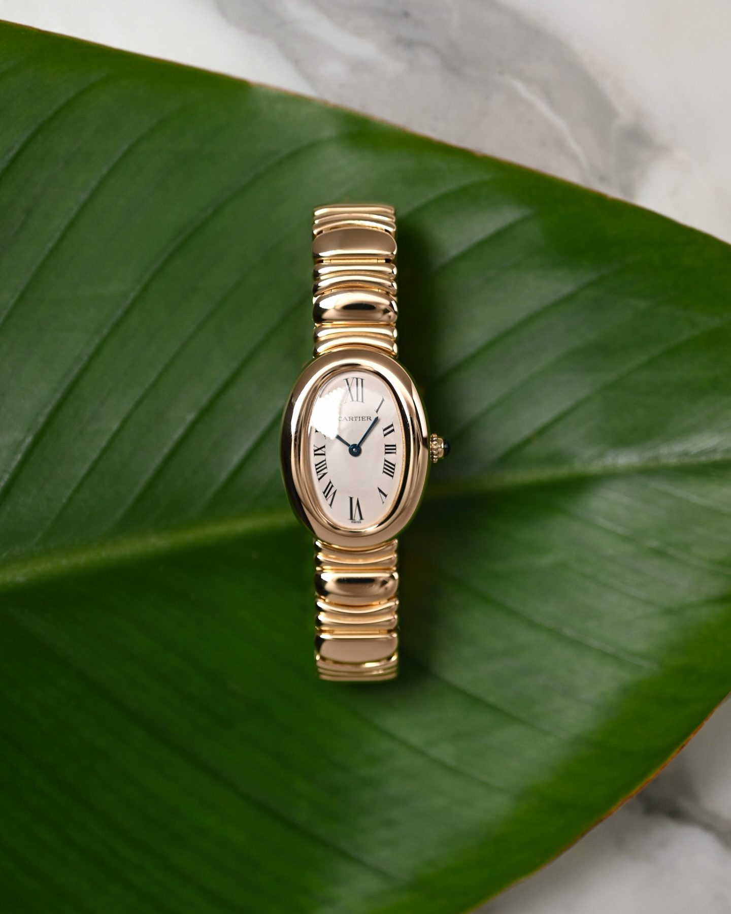 Live. One of the most desirable variants of the Cartier Baignoire, in its small size with a ‘Casque d’Or’ yellow gold bracelet. Available on the website.
.
.
#cartier #baignoire #baignoiredecartier
