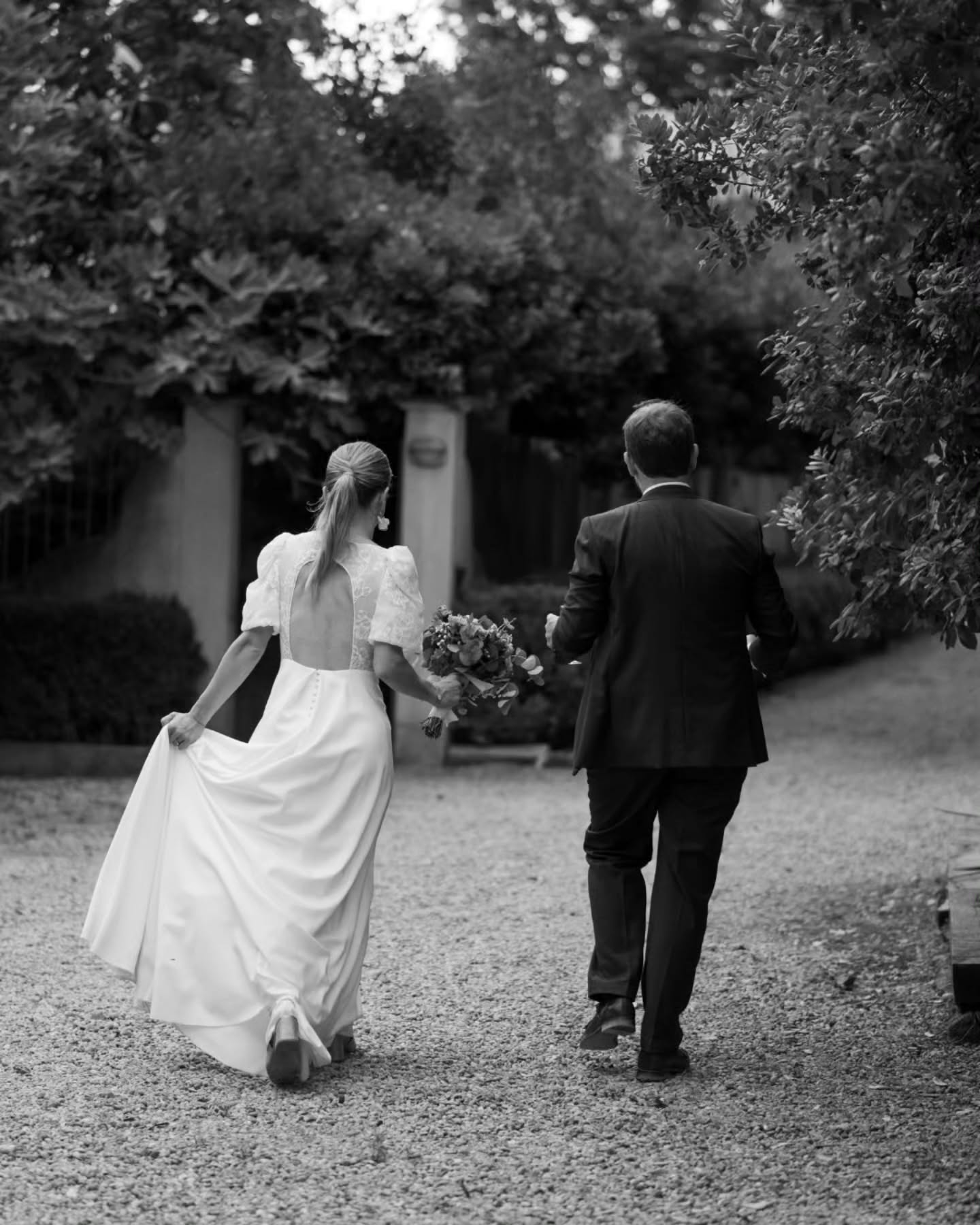 Ils venaient d’Angers pour se dire oui, en plein cœur de l’été. On imaginait un mariage baigné de soleil…
Mais ce jour-là, le ciel en avait décidé autrement.
Les nuages se sont invités, l’orage a grondé, la lumière a changé.
Et pourtant…
il y avait quelque chose de fort, de vivant, presque électrique dans l’air ⚡️
Des regards qui brillent, des rires qui éclatent,
une énergie folle du début à la fin ! De même pour leurs photos de couple, ils voulaient quelque chose de rapide pour profiter à fond !
Comme quoi, la météo ne fait pas l’ambiance.
Et ce mariage en est la preuve 🤗
@domainedupetitmalherbes
@les_dinettes_a_roulettes_
@aurelienmonet
@moments_darts