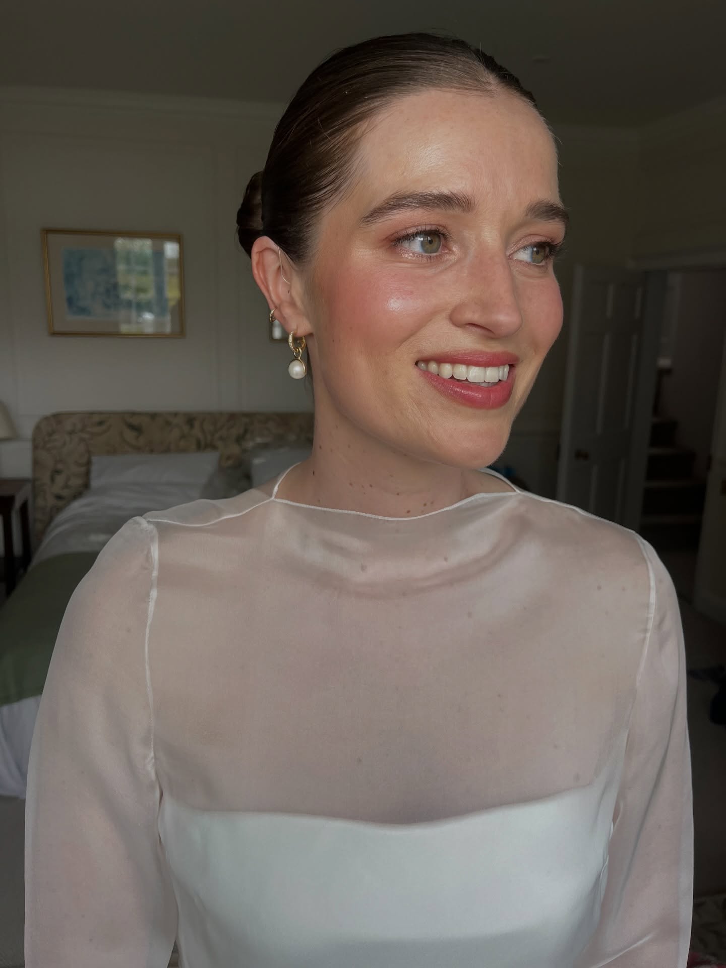 Pinks pinks pinks!!!
Keeping it tonal with complimentary pink tones on the eyes, cheeks and lips. It’s such a pretty look, but make it chic with a sleek bun ✨
Hair & Makeup @____cesca____
Bridal wear @theownstudio