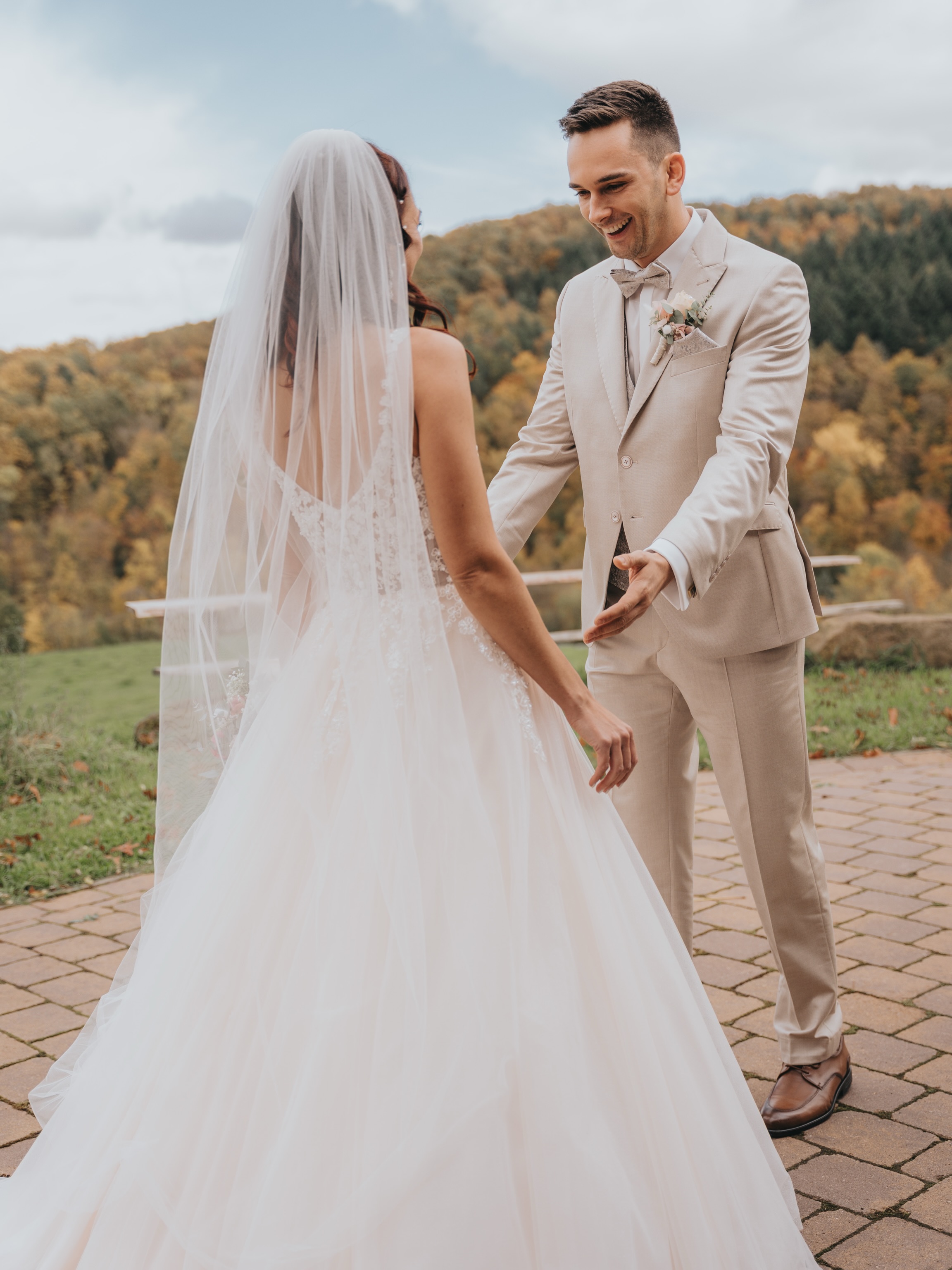 Jenna & Jonas
Der First Look, dieser eine Augenblick…wenn er sie zum ersten Mal sieht 🥹
Echte Gefühle. Keine Inszenierung. Gänsehautmoment.
Location: @almhuette.weisslensberg
#firstlook #weddingday #bride #groom #toghether