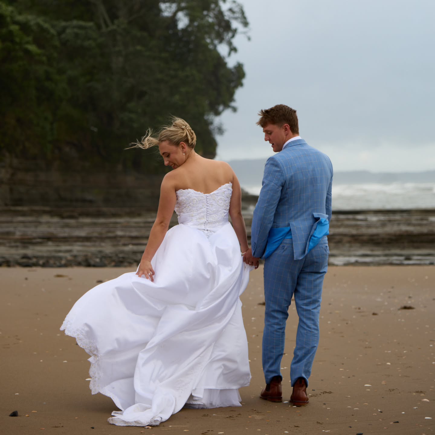 Playing to the elements. Windy day for the win.
.
.
.
.
.
#windywedding #aucklandweddingphotographer #weddingsauckland #beachwedding #nzbeaches