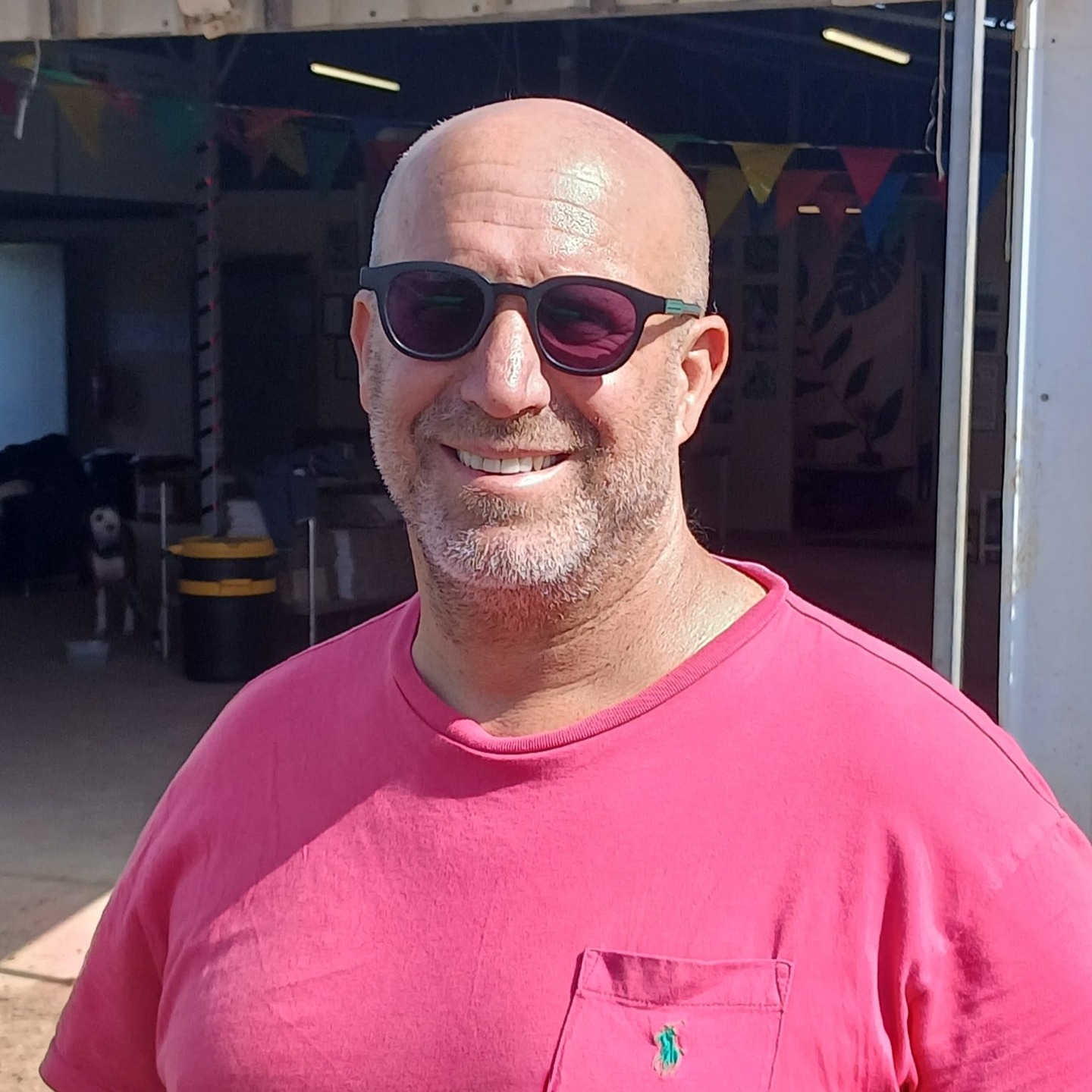 והפעם במדור המתנדבים שלנו...😊 גדי אבישר, גדי הוא היועץ המקצועי והמלווה של המרחב החקלאי בחווה ועושה כל זאת בהתנדבות ובנדיבות ❤️
גדי הוא המורה שלנו, ידו בכל: מתכנון, פיתוח וקידום החקלאות ועד תמיכה וליווי של הצוות החקלאי, ארי ויותם ושל הקומונה שלנו ❤️ הדבר שגדי הכי אוהב בחווה זה לראות איך העבודה בשדה מאפשרת לאנשים לחזור לנשום טוב יותר ולהתמודד עם האתגרים קדימה.
בחיי היום יום שלו, כשהוא לא איתנו, גדי הוא המנהל המקצועי של חטיבת הזרעים בגדות אגרו.
זכינו באיש חינוך שבמקרה הוא גם חקלאי 😊 אדם נדיב, חייכן, חכם וסבלני ומחויב לחווה, לצמחים ולבני האדם.
תודה רבה גדי על האיש שאתה ועל הדרך שאתה מתווה עבורנו ❤️