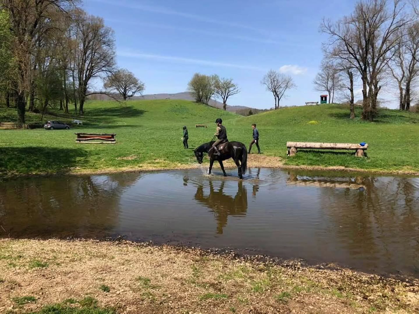 Tra acqua, terra e movimento lento.
Un passo alla volta,
senza fretta,
ascoltando.
Ogni esperienza diventa dialogo –
tra cavallo e cavaliere,
tra ambiente e percezione.
È così che nasce la fiducia:
non attraverso la richiesta,
ma nello spazio lasciato per scoprire🐎💧
Zwischen Wasser, Erde und ruhiger Bewegung.
Ein Schritt nach dem anderen,
ohne Eile,
im Zuhören.
Jede Erfahrung wird zum Dialog –
zwischen Pferd und Reiter,
zwischen Umgebung und Wahrnehmung.
So entsteht Vertrauen:
nicht durch Forderung,
sondern im Raum, der zum Entdecken bleibt🐎💧
#LePuledraieDiSterpeti #CavalloMaremmano
#reiten #ausreiten #reiturlaub reitferien reiteninitalien maneggio equitazione escursioneacavallo vacanzeacavallo
pferdeerlebnis naturerlebnis completo eventing crosscountry pferdeausbildung jungpferdeausbildung ausbildungspferd addestramentocavalli equitazioneetologica Maremmano ethologie ethologieequine gesundePferde healthyhorses Maremma CavalliInLibertà VitaNelBranco
relazione rispetto horsemanship