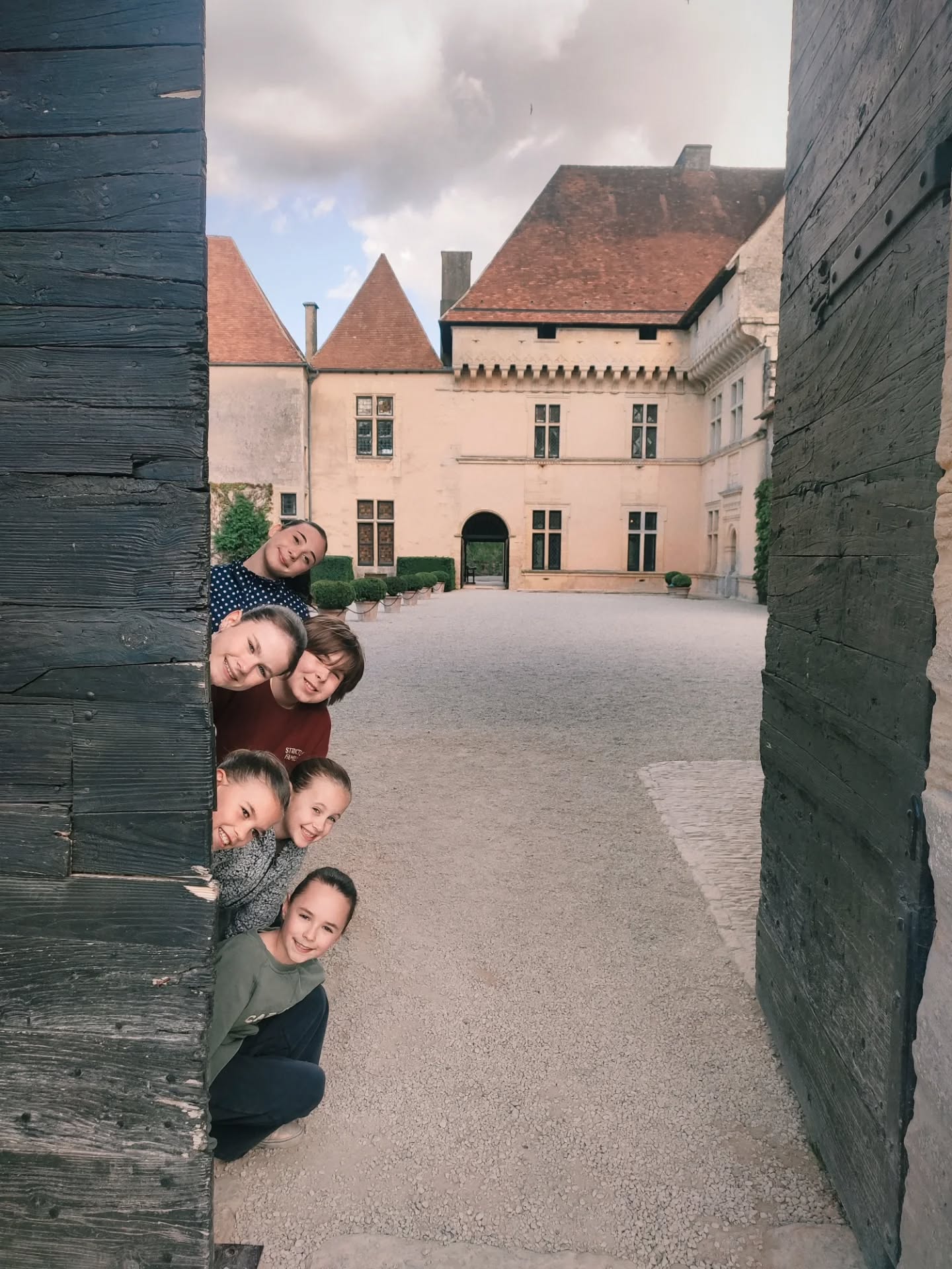 ✨ Le 13 avril 2026, nos artistes ont fait danser le @chateau.de.losse ! 🏰
🩰Toutes les 20 minutes, la magie opérait : des pirouettes entre les pierres anciennes, des sauts de joie sous les rayons du soleil, et des sourires rayonnants! ☀️✨
✨ Un immense bravo à nos petites étoiles, qui ont dansé avec leur cœur! Bravo pour leur énergie, leur poésie et leur bel engagement ! 💖
💕 Merci au @chateau.de.losse pour cette journée féerique, un lieu si beau à voir absolument !
Merci à tous les spectateurs venus applaudir, et aux parents pour leur soutien magique ! ✨
💖 Une journée clôturée par une incroyable chasse aux œufs dans les superbes jardins du château ! Une journée gravée dans nos mémoires et nos cœurs ! Merci!💖
En route vers la suite...
Dansons!
Chorégraphies et direction artistique - Claire Briant
#eysinesmaville #eysines #eysinesculture #dordogne #lacinquiemearabesque