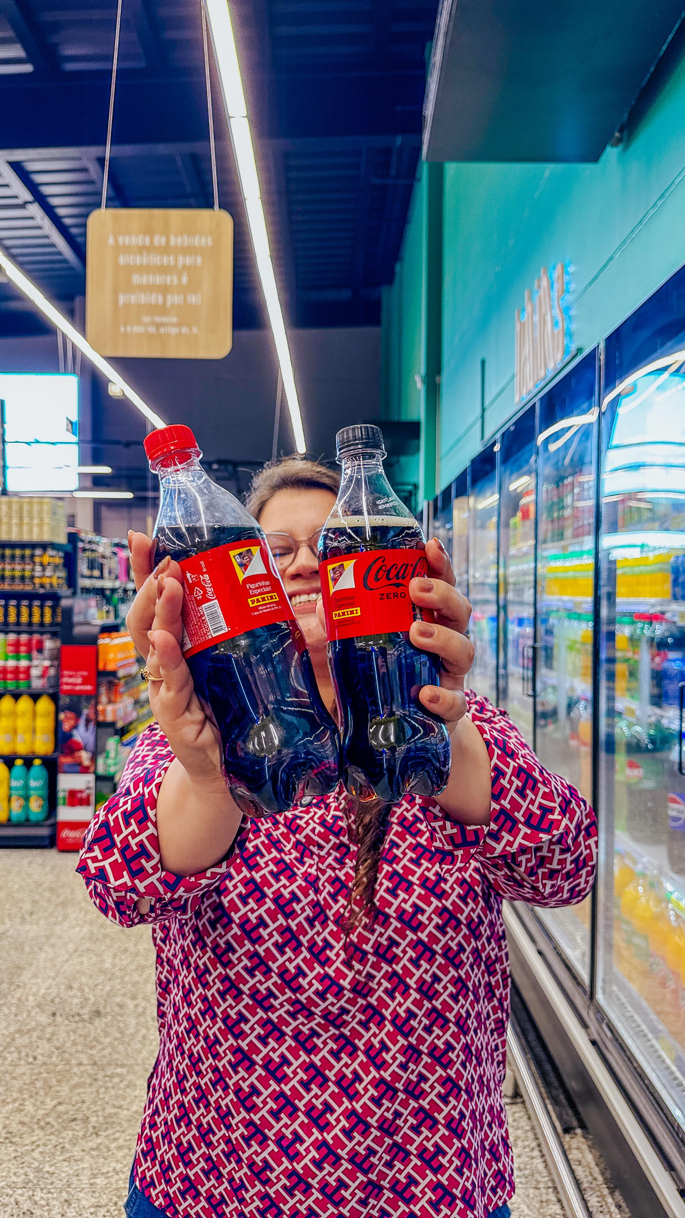 Olha só essa novidade por aqui: chegaram as Cocas com figurinhas colecionáveis! 🥤
Corre garantir a sua e começar a coleção!