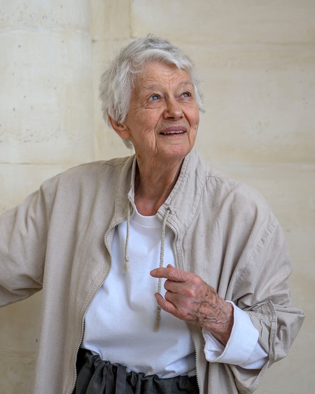 Recognising Bridget Riley on her 95th birthday…
Internationally acclaimed for her iconic geometric paintings, Riley’s work became synonymous with the Op Art movement. Blending elements of modernist abstraction and visual poetry, Riley’s work explores themes of optical perception, rhythm, and movement.
Her bold compositions are characterised by their dynamic lines, vibrant colours, and shifting patterns, challenging and engaging the viewer’s eye, creating sensations of vibration and depth.
Riley’s work has been exhibited in major museums and galleries worldwide, including the Museum of Modern Art, Tate, and Centre Pompidou. Committed to experimentation and visual inquiry, Riley brought an innovative edge to contemporary abstraction, leaving an indelible mark on the history of modern art.
Works featured:
Intervals 3 series (2021)
Colour screenprints on paper
Each 55.5 x 38 cm
Edition of 75
Hand signed, dated and titled by Bridget Riley
Framed and in mint condition
Image credit: © Antonio Masiello
To explore our collection of works by Bridget Riley, please visit our website or get in touch…
.
.
.
.
.
#BridgetRiley #artistspotlight #artquote #bluechip #britishart