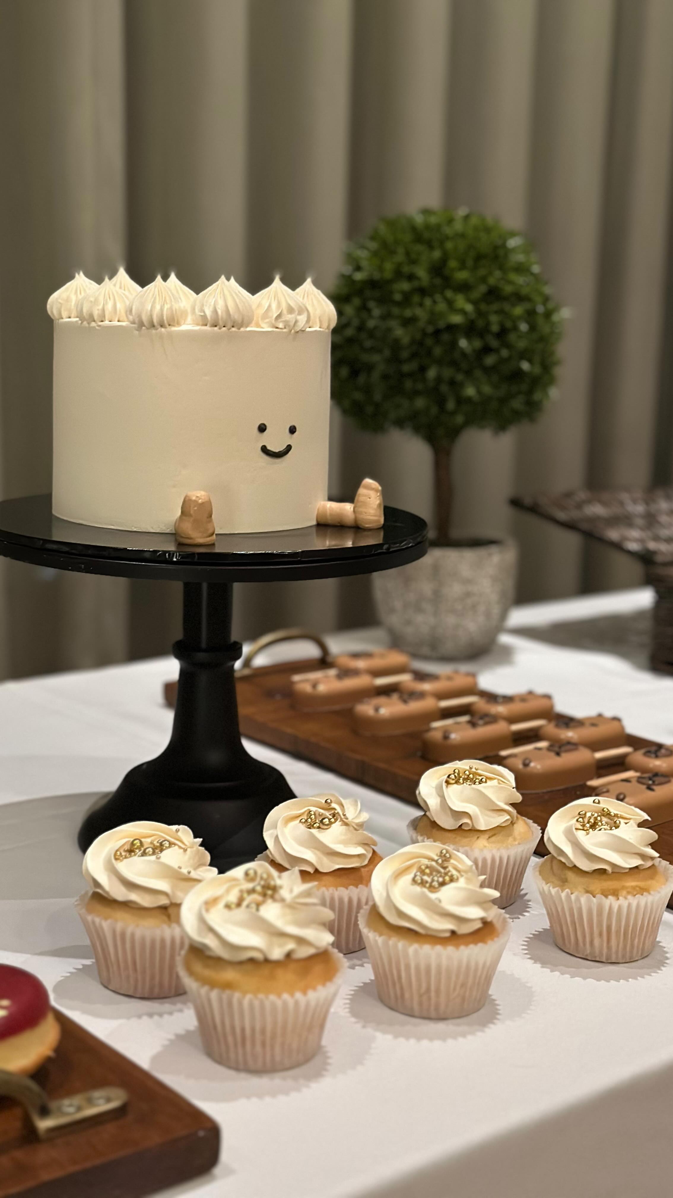 My kind of order 🫶🏻
Cupcakes, cake pots, donuts, CAPYBARA popsicles and a cake with the sweetest face I've ever seen.
It made me incredibly happy putting this dessert table together.
If you’ve got something unique in mind, I’d love to hear your ideas 🤍