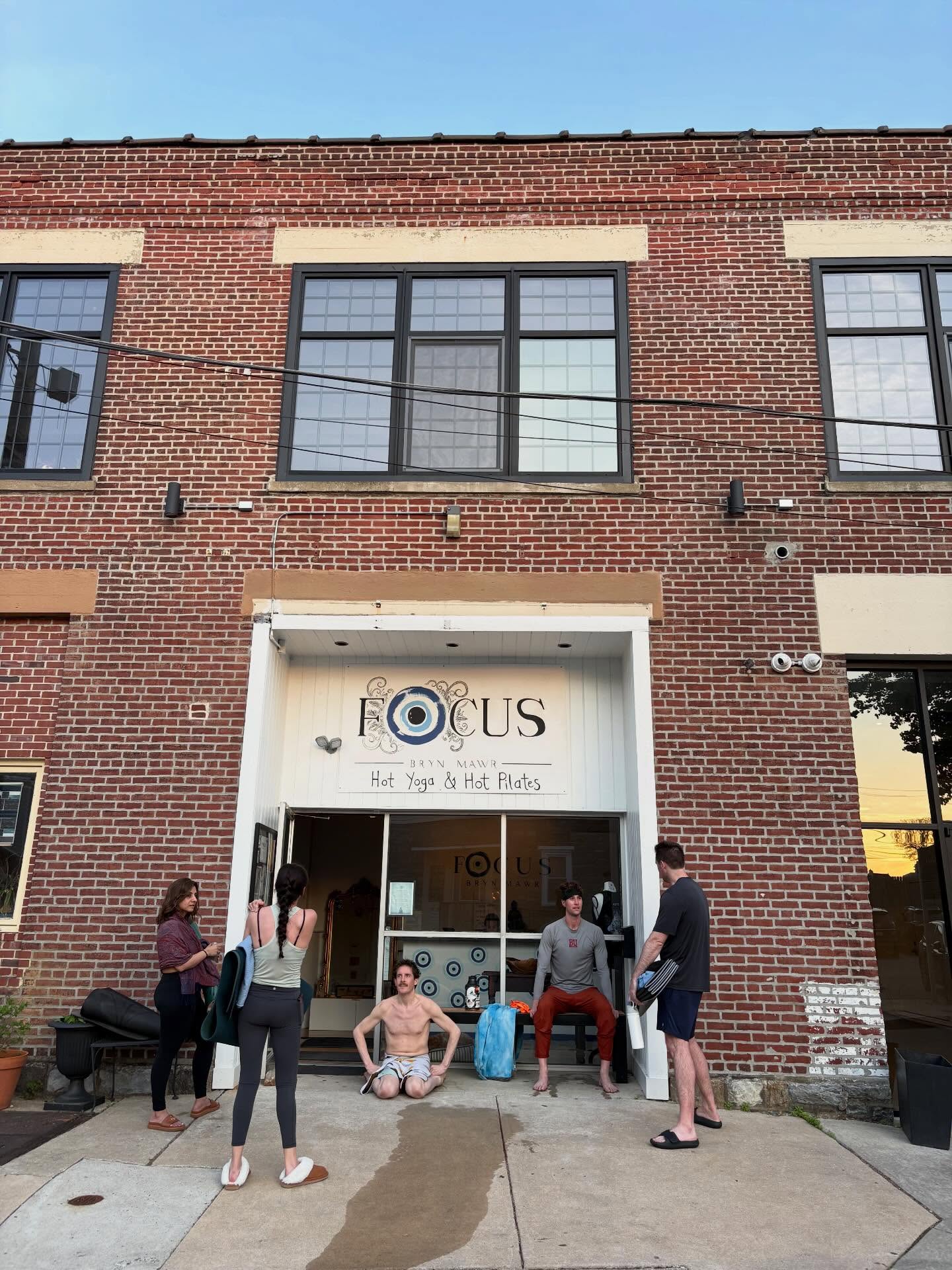 Nothin like cooling off after class in the cool spring evening air 😌
Happy Friday y’all! Come spend the final weekend of April at you fav place 🤪 (and buy our merch🙏🙏) #focusyoga #focusbrynmawr freshair