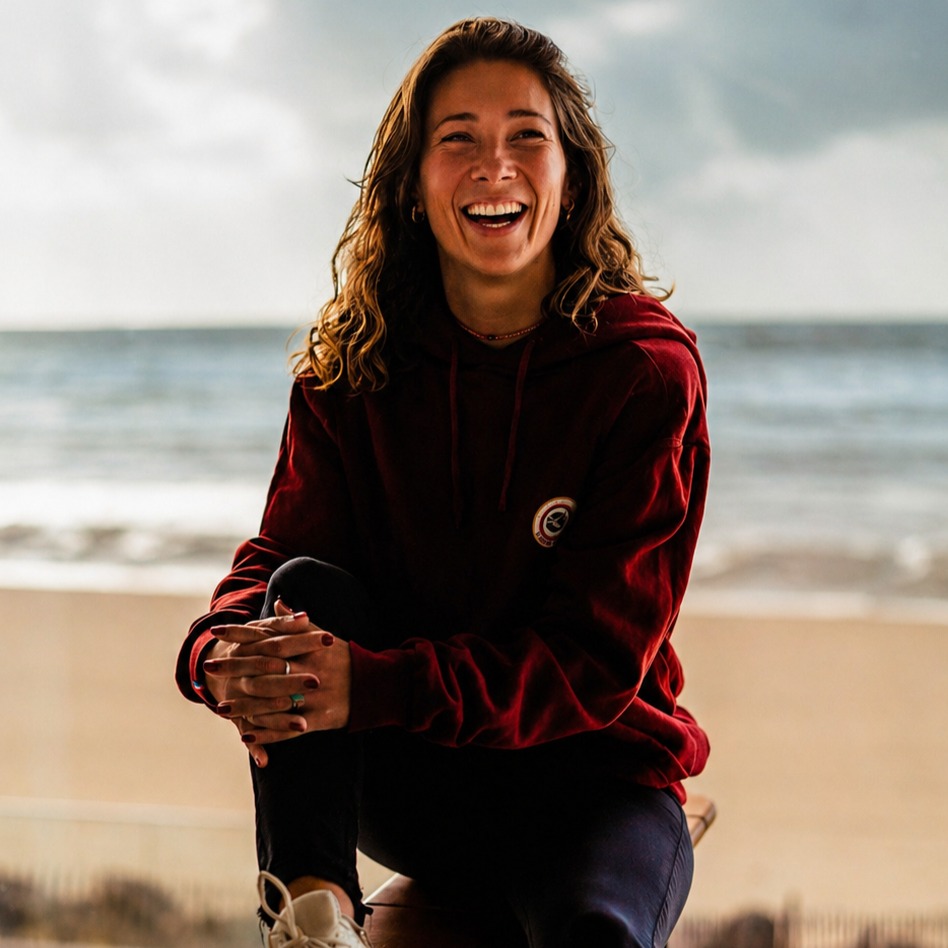 Le vrai sourire ne triche jamais.
Entre ciel gris, mer calme et caractère affirmé.
Le style qui reste quand tout change.
🌊🦆
#LeCanardFrançais #StyleFrançais #EspritLibre #ModeResponsable #LookDuJour #StreetwearFrance #LifestyleBrand #OceanMood #FeedInstagram #Authentique #CasualStyle #BerckSurMer #CoteOpale #MarqueFrancaise #NaturellementStylé
