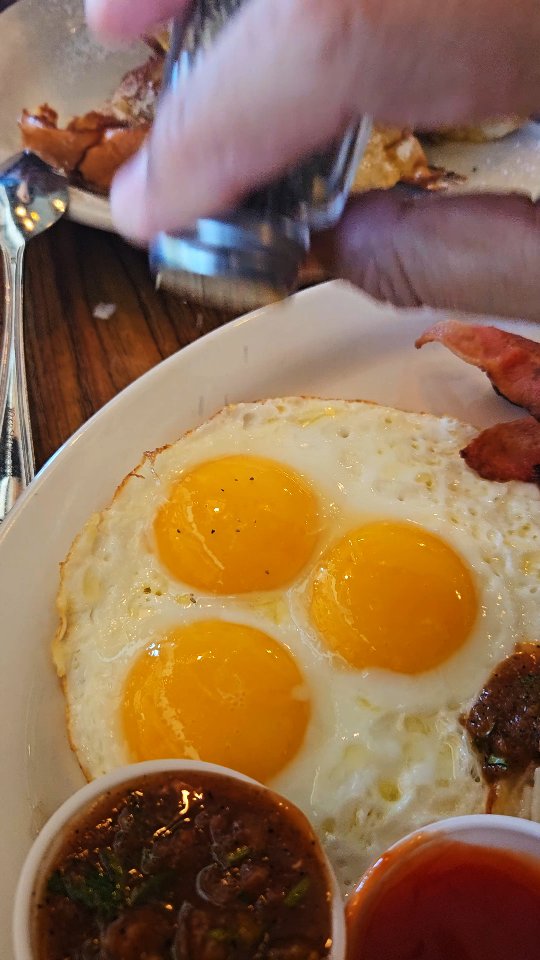 The snow in #wrightwoodmountains is recalling our #baltimore trip at https://youtu.be/59N6seT3Ug0
Great prices at Grizzly Cafe!