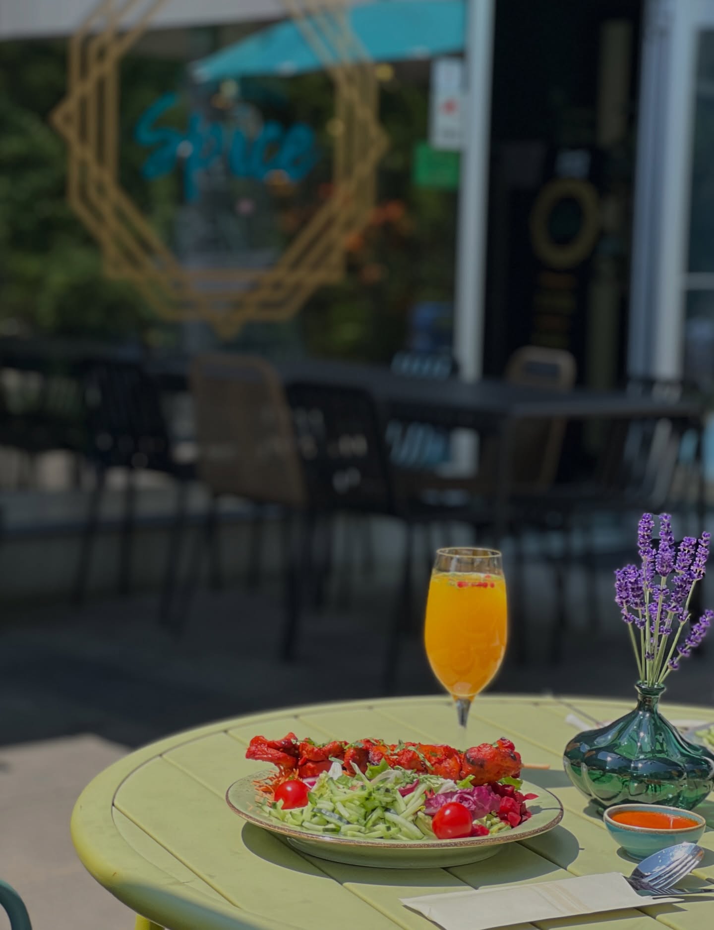 When Zürich decides to be warm and we decide to pour this 🥭✨
Mango Spritz on the terrace > everything else.