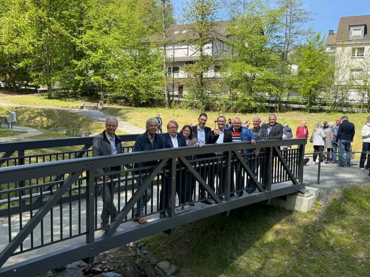 Bei bestem Wetter haben wir heute mit unserem Bürgermeister @raoul.haldinghoppenheit und dem Ersten Beigeordneten Jürgen Hefner den neuen Hömicker Bachgarten in Steinenbrück eingeweiht. Wo früher einmal der „Köhlers Teich“ war, lädt nun ein moderner, parkähnlicher Bereich rund um den Hömicker Bachlauf zum Verweilen ein. Wer freut sich auf den ersten Besuch in Steinenbrück?🌳🍂