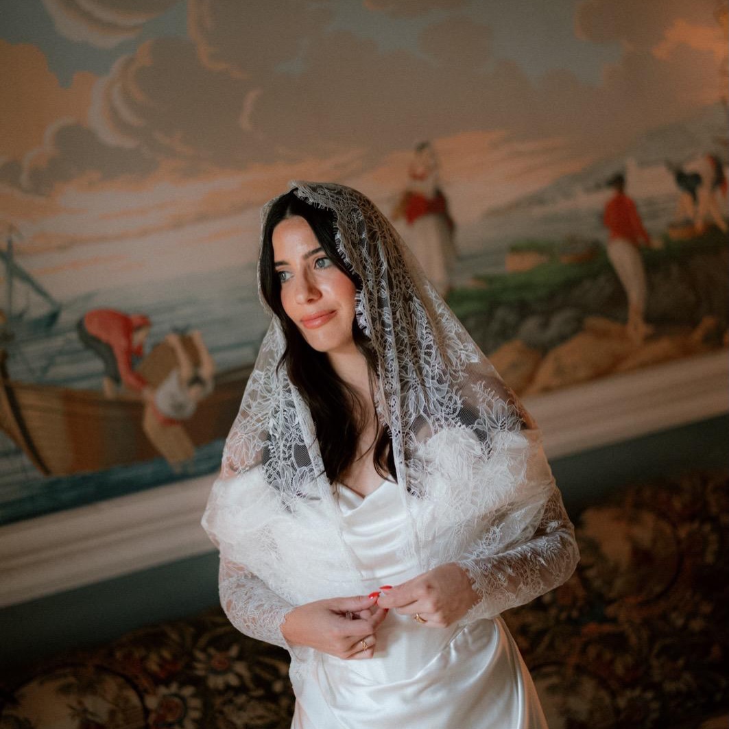 My absolute dream of a bride, effortlessly dressed in the iconic @viviennewestwood hooded veil ✨
Photographer @danielknightharris
Planning @wiskowandwhite
Florals @intrecci_difioriedarte
Venue @commendadisancalogero
