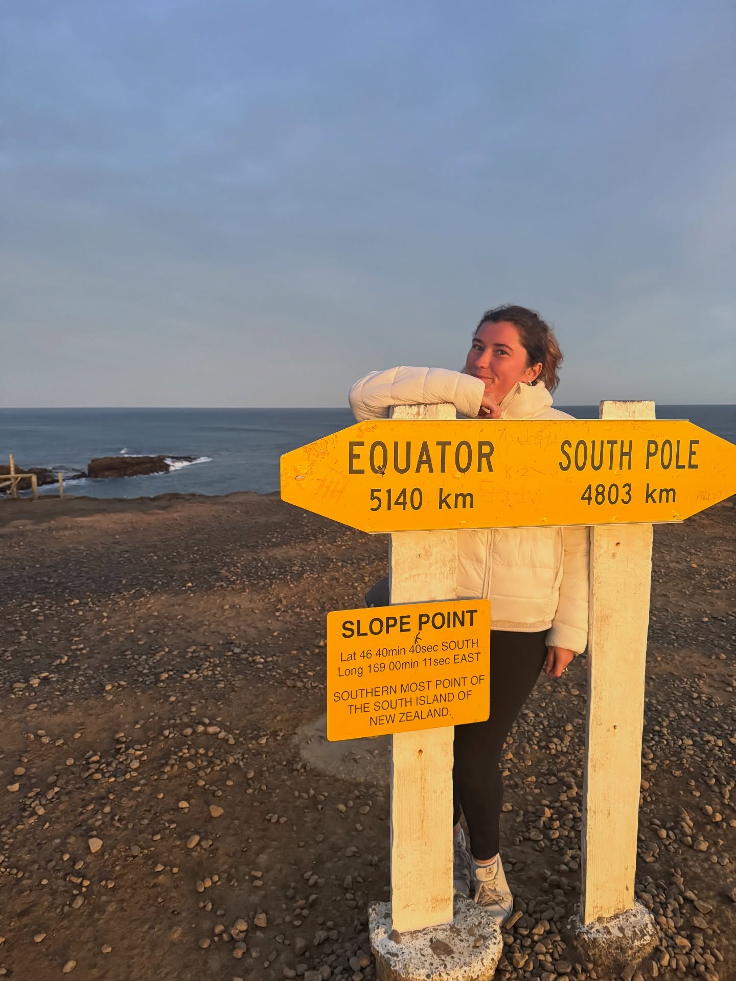 Slope Point, ou le point le plus au sud de la Nouvelle-Zélande.
Sur place, tu verras le panneau jaune indiquant :
👉 distance jusqu’à l’Équateur (~5 140 km)
👉 distance jusqu’au pôle Sud (~4 803 km)