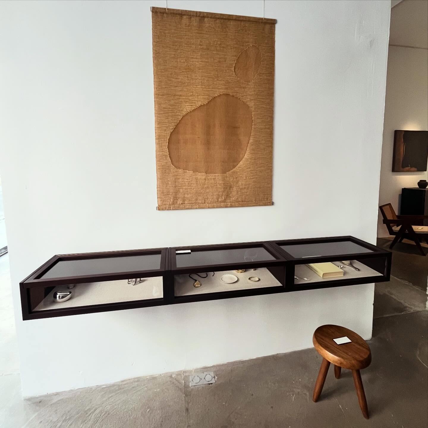 Last weekend to visit @massimodutti #popup in Le Marais, Paris. A space that elevates the brand’s image presenting the collection in its most neutral tones, dressing the SAs elegantly in white linen suits, and showcasing its items like in a Home. Books, vinyls, pieces of art… all of our 25/26 #retailtrends can be found there! Plus a coffee station by @cafenuances can be taken in the library room featuring arts books curated by the nearby @librairieyvonlambert. Until tomorrow April 26th.