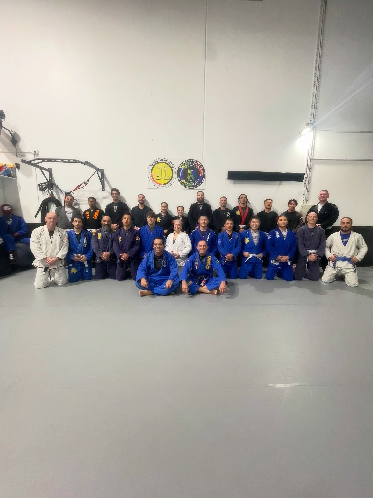 Monday class was packed today. The mats were full and the energy was even bigger. There’s something special about seeing a team come together like this: different levels, different journeys, all pushing each other to grow.
Jiu-Jitsu is more than techniques and rolls. It’s consistency, discipline, and showing up even on the hard days. Nights like this remind us why we train to improve, to support one another, and to become stronger both on and off the mats.
Great work from everyone. Let’s keep building. 🥋🔥 OSS #just1bjj @cpabjj #jiujitsu #jiujitsuforeveryone