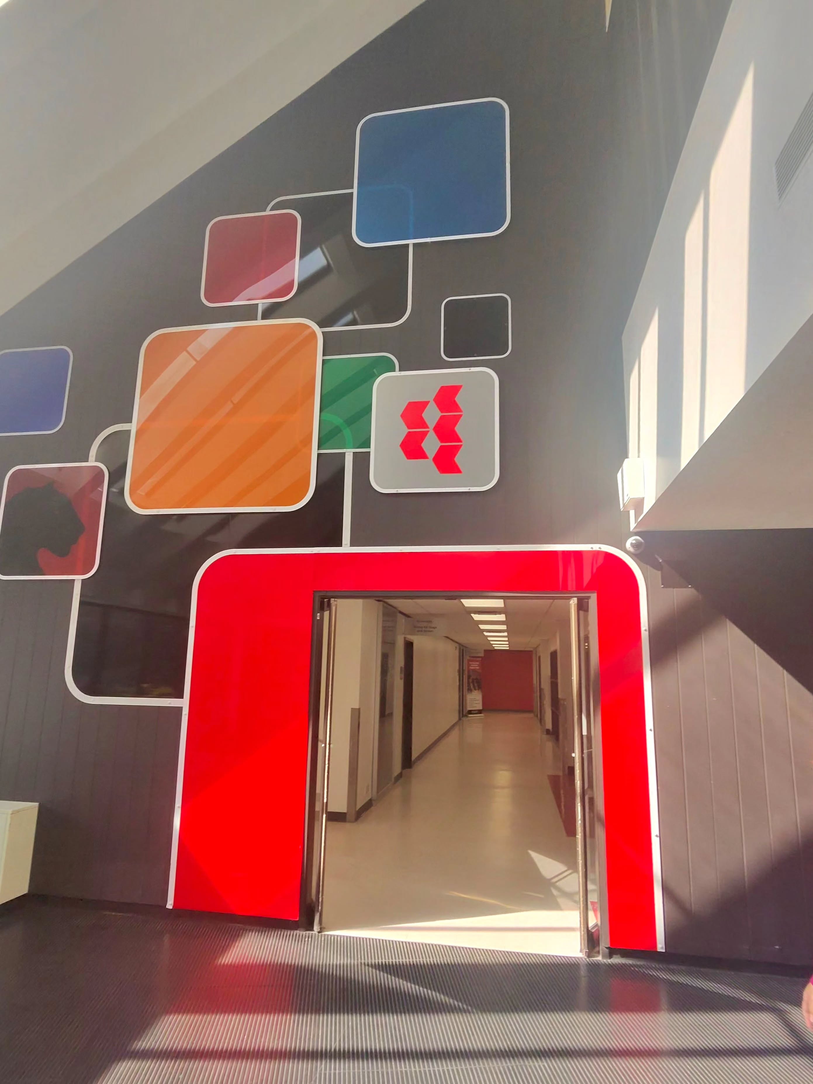 🎥 CAMPUS TOUR no Canadore College 🇨🇦✨
Hoje vamos te mostrar um pouco dos principais espaços do campus — e já adianto: é muito mais do que você imagina! 👀
🍽️ Começando pelo restaurante do college, onde a comida é preparada e gerenciada pelos próprios estudantes
👶 Passando pelo daycare, perfeito para quem tem filhos e precisa de apoio durante as aulas
🧪 Explorando laboratórios de altíssima tecnologia nas áreas de saúde e bioinformática
🎮 Indo também para os labs de design, games (sim, com time de eSports!) e produção de áudio e vídeo
🏋️ Finalizando com a estrutura atlética completa do campus
Isso sim podemos chamar de Hands-on Experience 👏🏻
E o melhor: tudo isso no mesmo campus da Nipissing University! 🎓
Isso abre portas para um plano incrível: fazer um diploma de 2 anos, aplicar para imigração durante o PGWP e depois completar um bacharel em mais 2 anos — com custo de estudante doméstico. 💡
Quer mais vantagens?
💰 Custo de vida quase pela metade comparado a grandes cidades
📍 Programas de imigração específicos da região
Uma oportunidade completa para estudar, viver e construir seu futuro no Canadá! 🌎💙
#StudyInCanada #CanadoreCollege #IntercambioCanada #ImigracaoCanada #eSportsCanada