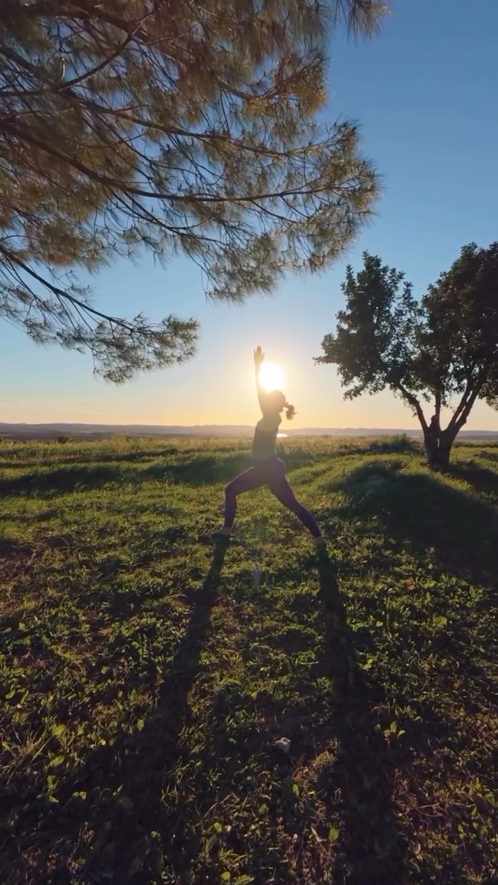 Did you know that in the Jivamukti method there is a fixed sequence class called Spiritual Warrior? 🔥
This is the sequence I teach every Tuesday at 19:00 in my Power Vinyasa class.
It begins with the warm-up known as “Magic 10” and is followed by the classical Warrior to Sage sequence.
In this slow-motion video, you’re seeing the very beginning of that journey:
Warrior I → Warrior II → Trikonasana → back to Warrior II → Extended Side Angle → Parsvottanasana… and it continues.
In class, we hold each posture for five breaths. Here it moves a little faster for the purpose of this beautiful slow-motion shot by @bijondekock .
It’s one of the great classics of the Jivamukti method — grounding, strength-building, and focus-enhancing.
See you on the mat very soon to practice together 🙌✨