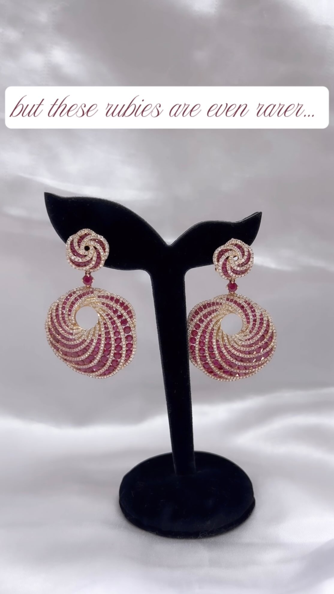 A jewel unlike any other in the world - the Red Ruby & White Diamonds Swirl Cocktail Earrings are a true singular masterpiece. Sculpted in a mesmerizing spiral form, each vivid ruby and brilliant diamond is meticulously pavé-set to capture light with every movement. Beyond their rarity, they elevate every moment - from glamorous soirées to red-carpet occasions - adding confidence, elegance, and artistry to the woman who wears them.
With the closure of the legendary Argyle Mine, gemstones of this quality are becoming even more scarce, making these earrings not only a jewel but also a legacy. Designed to be cherished, they are a modern heirloom that embodies sophistication, individuality, and timeless beauty.
✨ Exclusively handcrafted by Innaya Jewelry - your trusted fine jewelry store in Hong Kong for timeless gifts and modern heirlooms. Shop unique pieces from one of the top-rated jewelry stores in HK, perfect for gifting or keeping.
18K黃金藍寶石光環鑽石戒指 - 作為香港高評價珠寶店,我們的作品不論自用或送禮,皆完美契合。