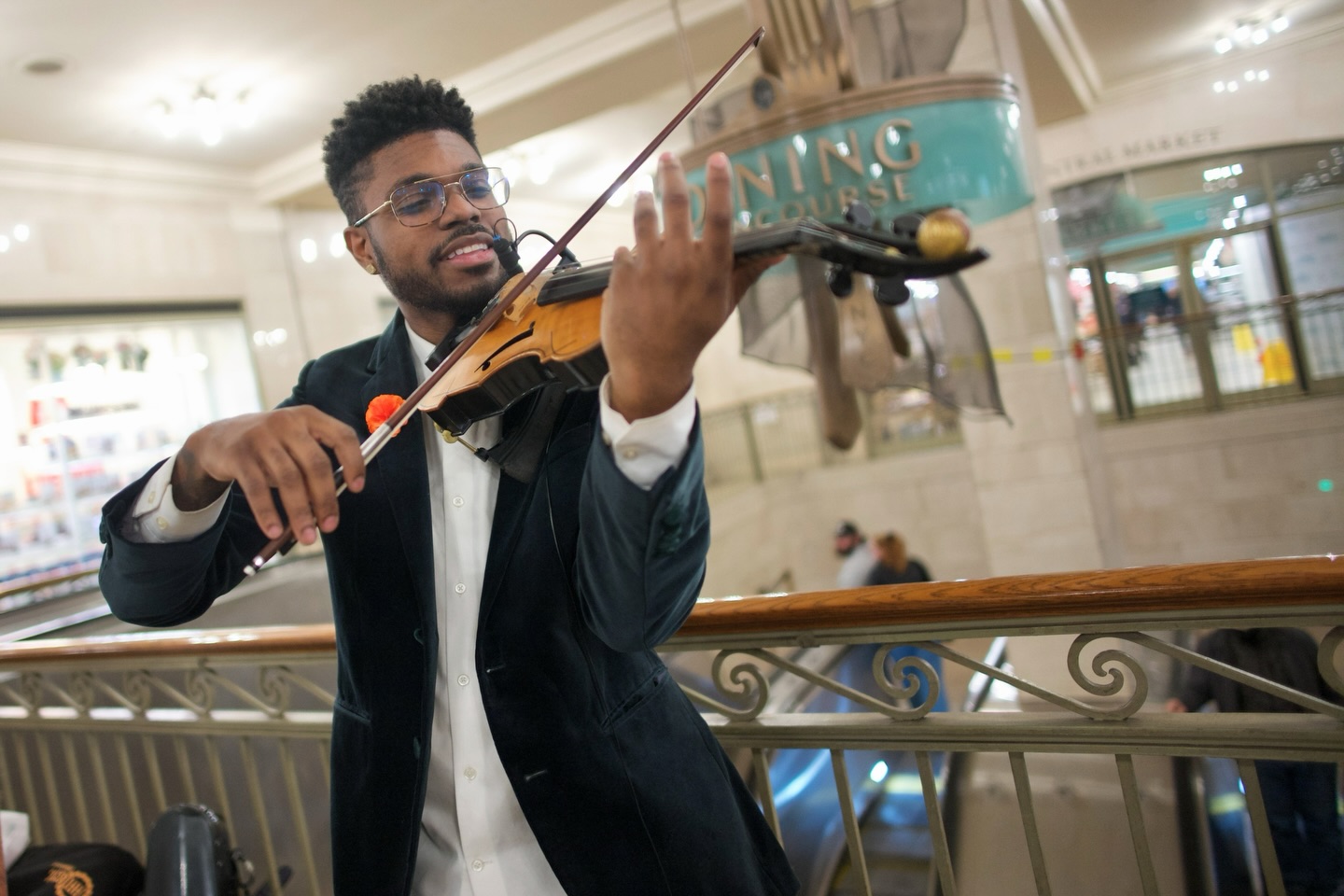 Last month on March 15, I had the pleasure of being photographed by @johnricard!!😆🎻 Thank you so much for sharing your amazing photography with me and stopping by during my 27th “Subway Series” performance of the year!
Funny enough, it was also the first day I wore this suit, originally meant for an interview an hour later, but of course, I wanted to add a little orange for an early St. Patrick’s Day!🇮🇪
Now that the suit has gold appliqués, this memory truly feels like a moment in time.
📸: @johnricard
📍: @grandcentralnyc
#leica #photography #composer #violinist #eventphotography