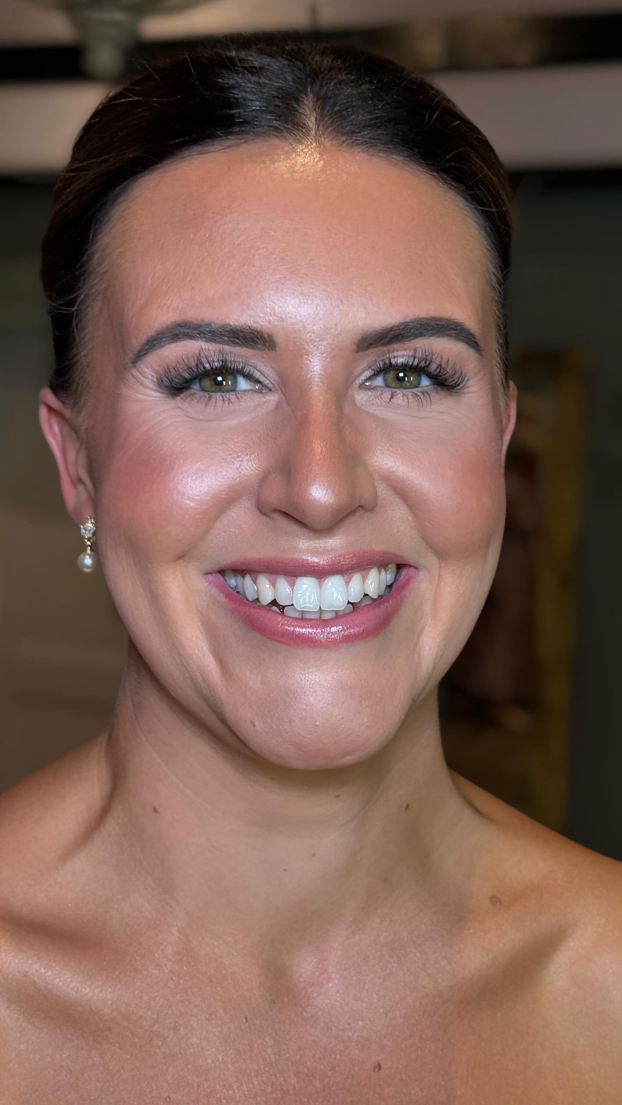 Trust the process ✨
A little reminder for my brides sitting in my chair…
Bridal makeup is a process.
There will be a moment where your brows are done, one eye is half finished, your skin looks glowy but ghostly… and you might look in the mirror thinking:
“Hannah… I’m trusting you, but what’s happening right now?” 👀
I promise you this is completely normal.
Because bridal makeup comes together in layers.
Skin first.
Then the eyes.
Then the sculpting.
Then the lashes go on.
Then the lip ties it all together…
…and suddenly we both look at each other like:
“Oh HELLO bride.” 😍
So if at any point during your preview you’re thinking “hmm…”
Just remember…
Trust the process. I got you girlie! ✌🏻
All the vibes, Hannah ♡
#RelaxedAndUplifting #TrustTheProcess
#ModernBrideVibes #ConfidentBride #BridalGlowUp