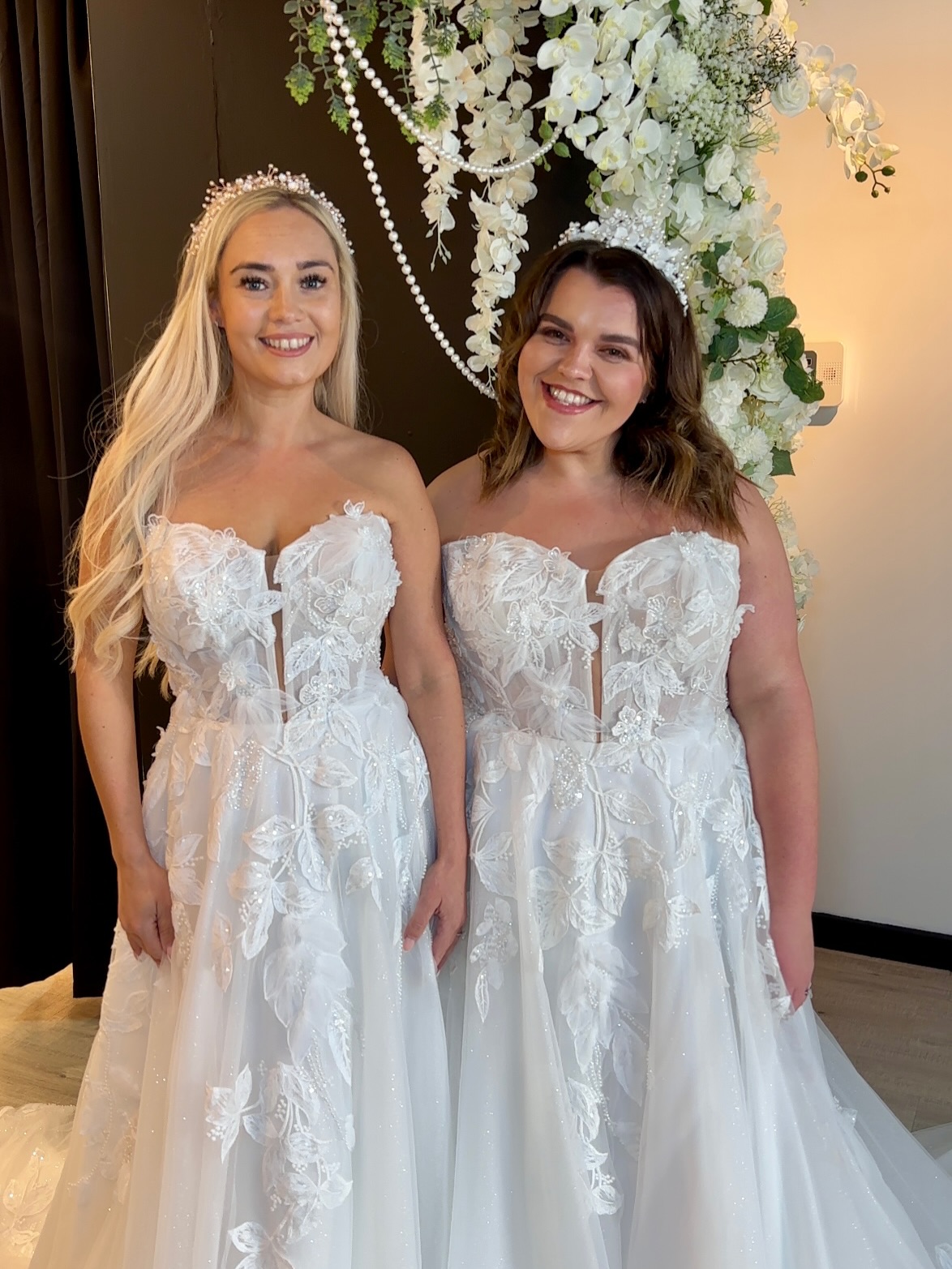 ✨ 2 dresses. 2 brides. 2 vibes. ✨
The same gown, styled on two beautiful brides in two different sizes and worn in two completely unique ways. Because the magic of finding your dress is never about fitting into a size… it is about finding the one that fits you.
Every bride brings her own energy, confidence and story, and that is what makes each look unforgettable. 🤍
There is no one way to be a bride. No one shape. No one vibe. Just your moment, your style, your love story.
Which vibe are you today? 👇✨
#WeddingDressI nspo #RealBrideStyle #BridalConfidence #CurvyBride #BrideToBe SayYesToTheDress