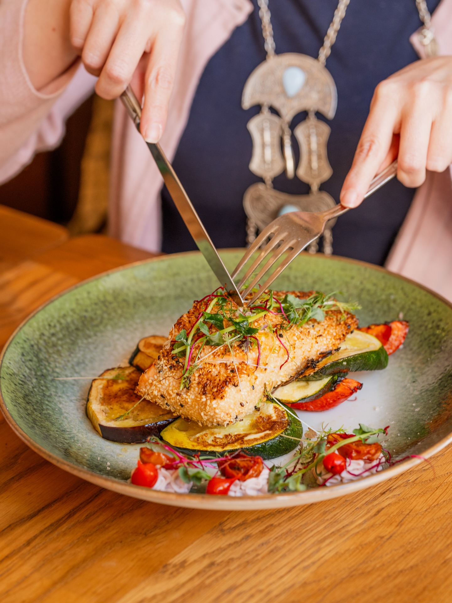 Golden on the outside, tender on the inside 🐟✨
Our salmon is gently seared to bring out its natural richness, served with fresh seasonal vegetables that add just the right balance of color and flavor. Simple, elegant, and made to be enjoyed slowly.
A plate that feels light, yet deeply satisfying — just the way we like it at Lore Malá Strana.
Come taste it.
