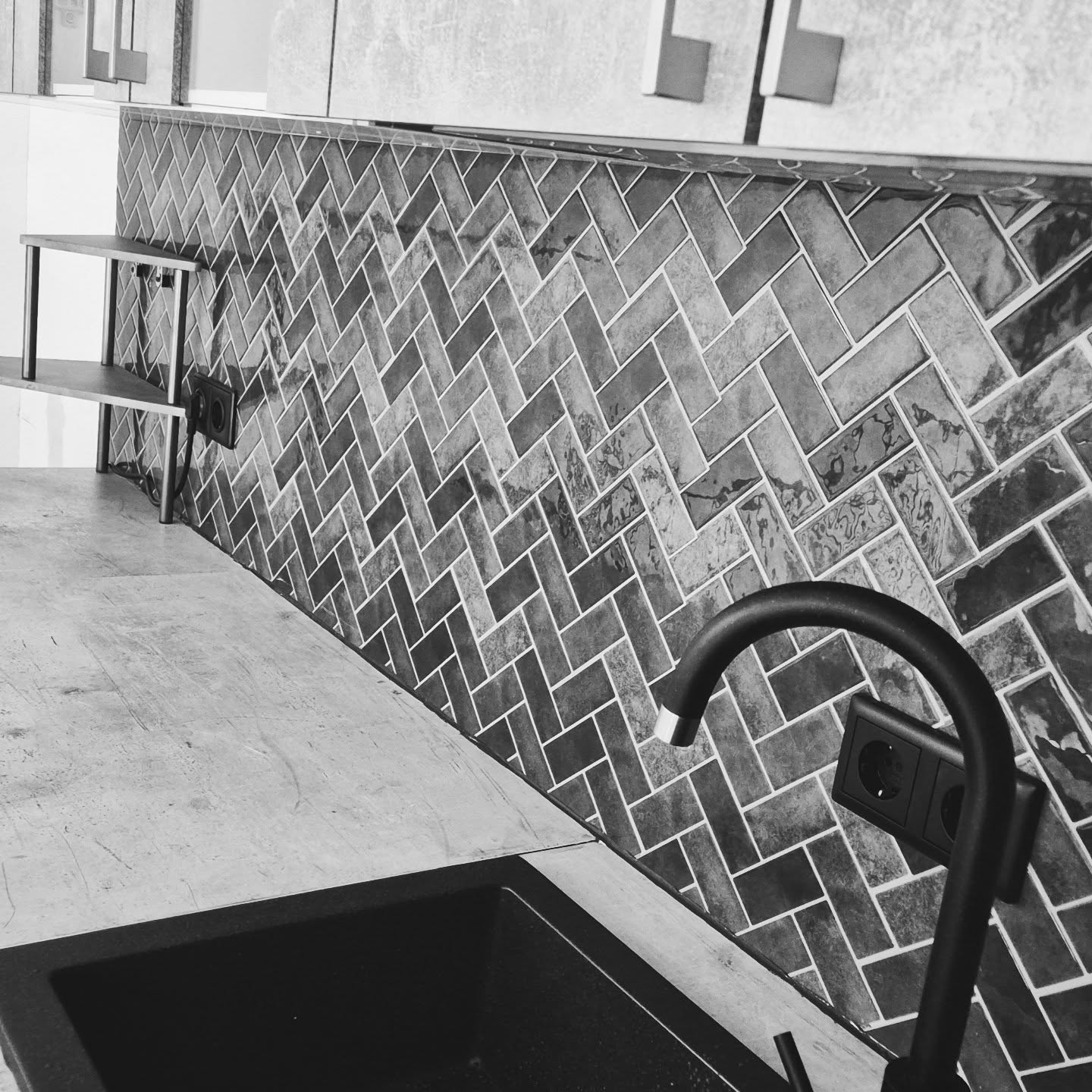 **Noch 36 Tage bis zur Eröffnung 😚😚😚**
Kleine Einblicke in unsere Renovierung – Schritt für Schritt geht es voran!
Heute konnten wir wieder einiges bewegen:
Die Wasseranschlüsse sind fertiggestellt, die Küchenschränke hängen endlich an ihrem Platz und auch der Spint für unsere Mitarbeiter ist bereit für den Einsatz.
Außerdem haben wir das Blumenbeet vor dem Laden neu bepflanzt – ein kleiner, aber wichtiger Beitrag für einen freundlichen ersten Eindruck. 🌸
Es sind viele kleine Schritte, die zusammen etwas Großes entstehen lassen. Wir freuen uns, euch bald das fertige Ergebnis präsentieren zu dürfen!
#Renovierung #Neuanfang #Einblicke #Fortschritt #Teamarbeit BaldGehtsLos