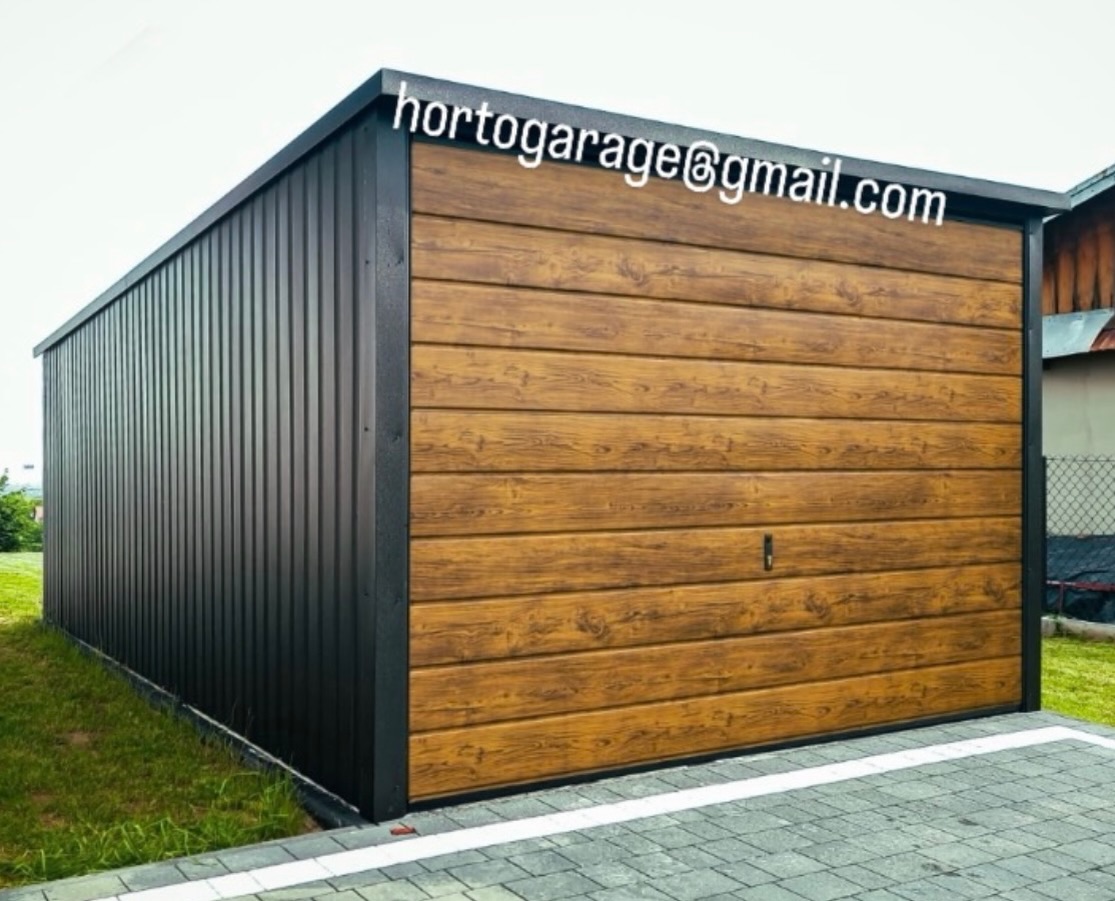 😃Wir präsentieren Ihnen unsere Garage in moderner und solider Ausführung.
Beschreibung
Freistehende Garage mit Pultdach und ästhetischer Form. Die Front ist mit einem Tor in Holzfarbe ausgestattet, die Seitenwände sind graphitfarben.
📏Abmessungen
• Breite: 6 m
• Tiefe: 3,5 m
• Höhe: 2,6 m
Farbe
• Tor: holzähnlich (Gold-Eiche)
• Wände und Verkleidungen: Anthrazit
🚪🔩Konstruktion
Die Garage basiert auf einer Stahlkonstruktion aus geschlossenen, verzinkten Profilen, die eine hohe Korrosionsbeständigkeit gewährleisten. Die Seitenwände und das Dach bestehen aus Trapezblech, was die Steifigkeit der gesamten Konstruktion erhöht. Das Pultdach erleichtert den Abfluss von Wasser und Schnee. Das Garagentor aus Stahl ist mit einer Holzimitatbeschichtung versehen und in einen soliden Rahmen eingelassen. Die gesamte Konstruktion ist verschraubt, was für Stabilität und Langlebigkeit sorgt.
✅Vorteile
Modernes Design, sehr gute Steifigkeit der Konstruktion, Witterungsbeständigkeit.
🚗🧰🎿Verwendung
Garage für Auto, Motorrad, Werkzeuge, Fahrräder oder als praktischer Abstellraum.
💻📲👨💻 eine ähnliche Garage oder andere Details wünschen, mailen Sie hortogarage@gmail.com, gehen Sie auf den Link in der Bio oder rufen Sie an
📞 +49 177 4242452
📞 +49 152 246 74 361