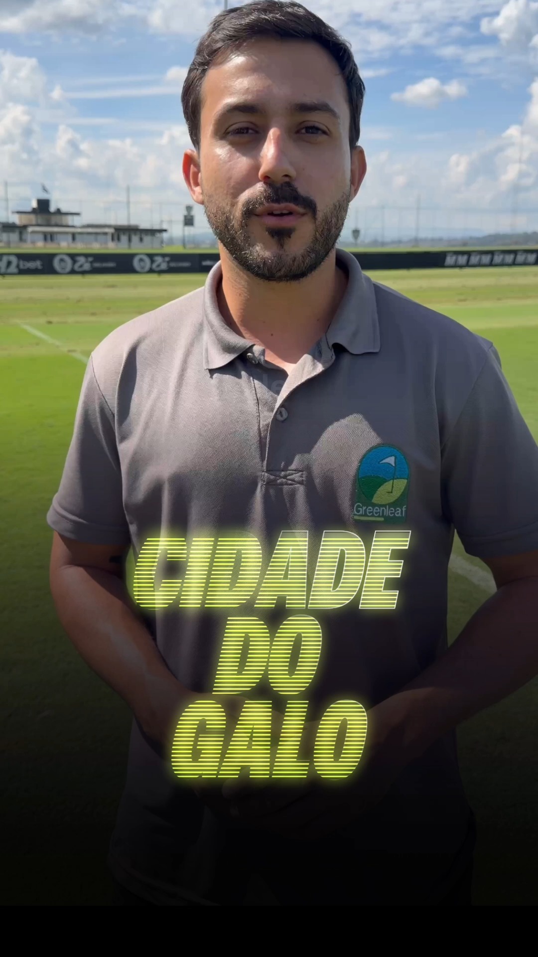 Foi dada a largada no overseeding na Cidade do Galo.
E você sabia que antes da semeadura de inverno é fundamental realizar o corte vertical?
Esse manejo ajuda a remover o excesso de material orgânico acumulado, conhecido como thatch, além de “abrir” a superfície do gramado, facilitando o contato da semente com o solo.
Isso melhora a germinação, aumenta a uniformidade do overseeding e reduz a competição entre a nova semente e a grama já existente.
Detalhes técnicos que fazem toda a diferença para garantir densidade, cobertura e performance do gramado durante o inverno.