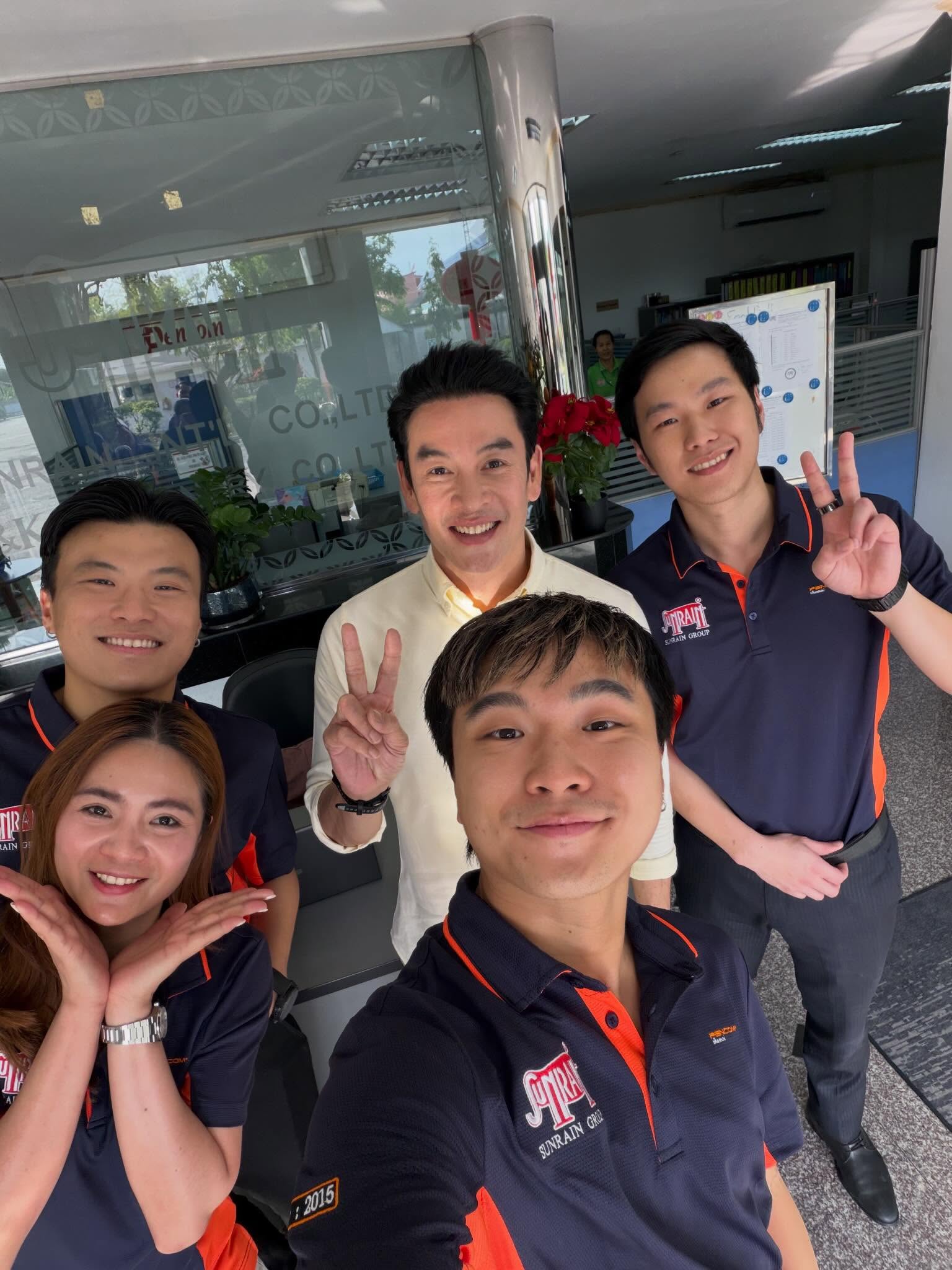 เมื่อมองย้อนกลับไปในช่วงเวลานี้ (เลือกตั้งปี 69) เราไม่ได้เห็นเพียงแค่การถูกนำเสนอหรืออีกหนึ่งหมุดหมายของธุรกิจ แต่เราเห็นการยืนยันอย่างเงียบงามในสิ่งที่เราเชื่อมาตลอด
ในฐานะธุรกิจครอบครัวขนาดเล็ก #PENCOM ให้ความสำคัญกับการทำสิ่งเรียบง่ายให้ดีที่สุดเสมอมา เราไม่เคยคาดคิดว่าสิ่งธรรมดาอย่าง “#ปากกา” จะได้กลายเป็นส่วนหนึ่งของประสบการณ์ระดับประเทศ หรือจะมีผู้คนมากมายตั้งใจแบ่งปันความรู้สึกหลังจากได้ใช้งาน การตอบรับเหล่านั้นทำให้เราได้ตระหนักว่า “ความตั้งใจ” ไม่ว่าสินค้าจะเล็กเพียงใด ผู้คนสามารถสัมผัสได้เสมอ
ช่วงเวลานี้ทั้งทำให้เรารู้สึกถ่อมตัว และเติมพลังให้เราไปพร้อมกัน มันย้ำเตือนถึงความรับผิดชอบของเรา ไม่ใช่เพียงแค่การรักษามาตรฐาน แต่คือการพัฒนาและใส่ใจในทุกรายละเอียดให้ดียิ่งขึ้น
เมื่อเราก้าวเข้าสู่บทต่อไปในฐานะคนรุ่นที่สอง เรายังคงยึดมั่นในจุดมุ่งหมายที่ชัดเจนยิ่งขึ้น — การรักษามาตรฐานที่ได้รับการส่งต่อมา พร้อมทั้งผลักดัน “#MadeInThailand” ให้ก้าวไกลสู่เวทีโลก
เหนือสิ่งอื่นใด ประสบการณ์ครั้งนี้ทำให้เรานึกถึงจุดเริ่มต้นของเรา — และเหตุผลที่เรายังคงเดินหน้าต่อไป 💙🖊️
Episode : https://www.youtube.com/watch?v=EVBsVrzOK0s&list=PLFYMzfIs5xBu1CJAPPK4xv71IwEIsZAUg