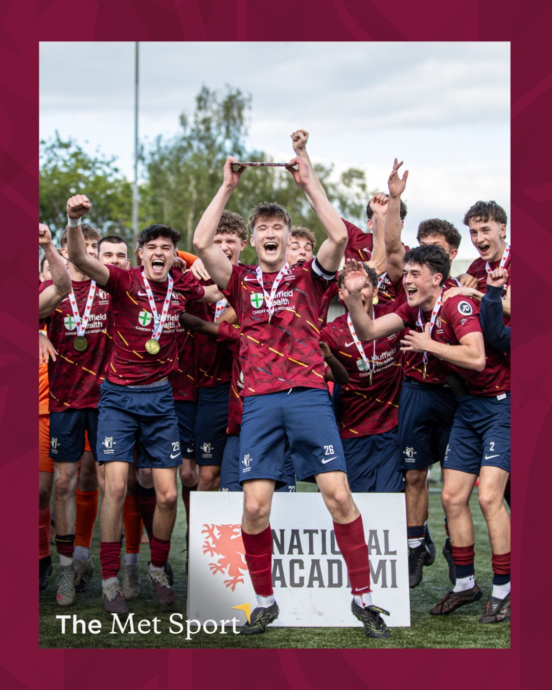 Cardiff Met U19s qualify for UEFA Youth League after dramatic play-off victory.
Cardiff Met FC’s men’s U19s have qualified for next season’s UEFA Youth League after a dramatic 2-1 victory over Connah’s Quay Nomads in the FAW National Academi Development League Play-Off at Latham Park.
Read more > The Met Sport (Link in Bio)
______________________
Tîm dan 19 Met Caerdydd yn cymhwyso ar gyfer Cynghrair Ieuenctid UEFA ar ôl buddugoliaeth ddramatig yn y gemau ail gyfle.
Mae tîm dynion dan 19 Met Caerdydd wedi cymhwyso ar gyfer Cynghrair Ieuenctid UEFA y tymor nesaf ar ôl buddugoliaeth ddramatig o 2-1 dros Nomadiaid Cei Connah yng Ngêm Ail Gyfle Cynghrair Datblygu Academi Genedlaethol Cymdeithas Bêl-droed Cymru ym Mharc Latham.
Darllenwch fwy > > The Met Sport (Dolen yn y Bio)
#Football #CardiffMet #TheMetSport