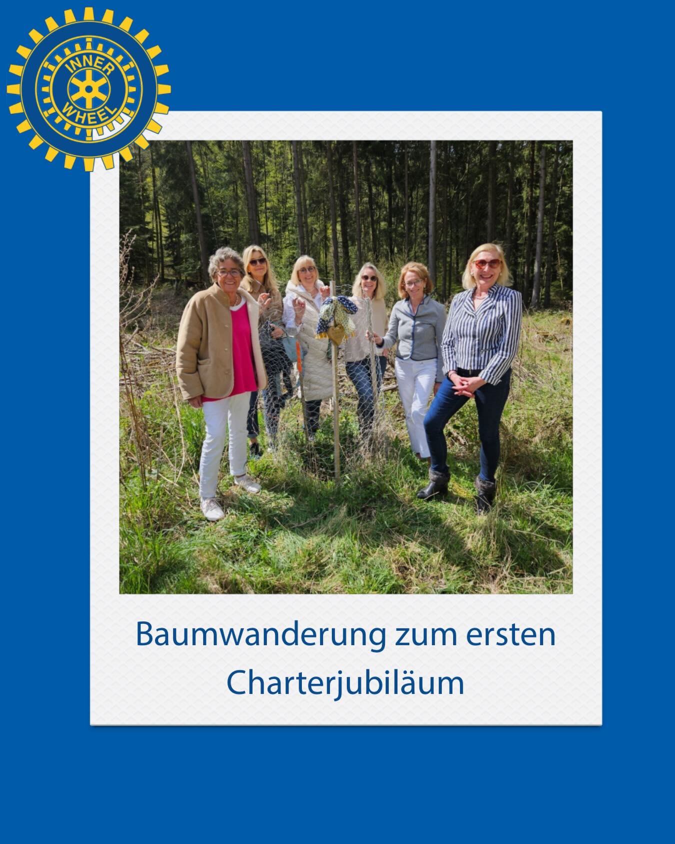 Ein Jahr nach unserer Charterfeier haben wir unseren Herzenswald im Taunus wieder besucht 🌳💛.
Der damals gepflanzte Wildapfelbaum steht für den Beginn unseres Clubs – und für das, was Inner Wheel ausmacht: wachsen, begleiten und Verantwortung übernehmen.
Gemeinsam haben wir nach ihm gesehen, ihn gepflegt und gemerkt: Er entwickelt sich gut. Genauso wie unser Club.
Neben dem „Baumcheck“ stand vor allem eines im Mittelpunkt: Zeit miteinander, Austausch und ein schöner gemeinsamer Ausflug im Grünen 🤝
Ein kleines Ritual, das wir sicher weiterführen werden – denn manche Verbindungen wachsen mit der Zeit.
#InnerWheelTaunus #Herzenswald #Baumwanderung #Gemeinschaft #Engagement InnerWheel ServiceClub