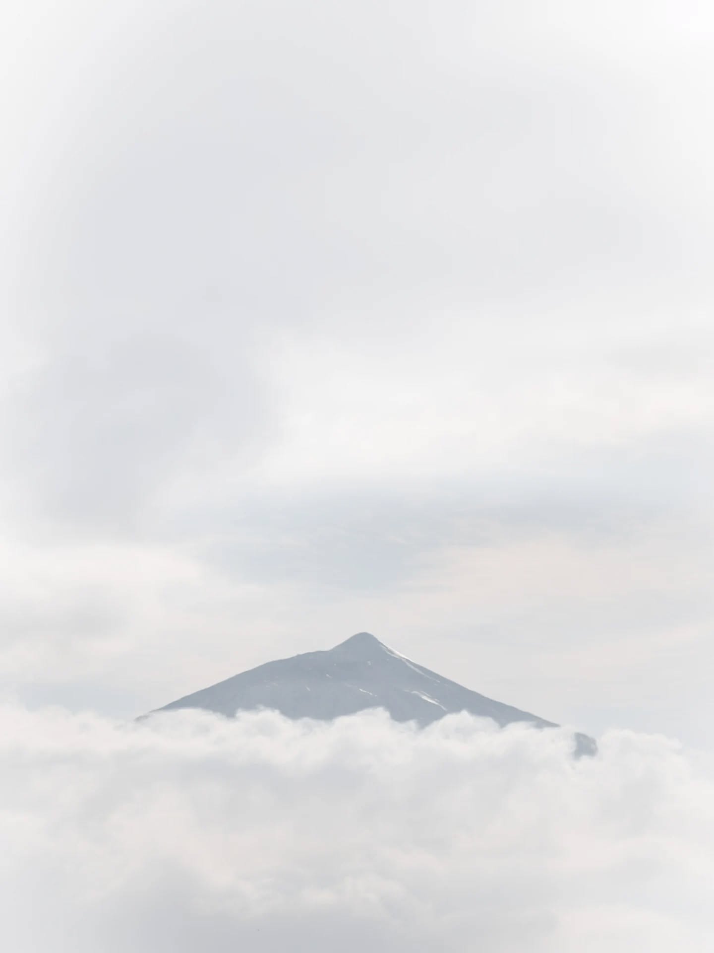 Peu importe où l’on se trouve, sa silhouette finit toujours par apparaître. Le Teide domine tout le paysage et impose un rythme différent à l'exploration. En marchant sur les sentiers qui l'entourent, on se rend compte de l'échelle réelle de ce volcan. C’est un décor brut, où la végétation se fait rare et où la roche volcanique prend des teintes ocres et sombres. Il y a une force tranquille qui se dégage de ce sommet, une présence constante qui donne une dimension verticale à chaque balade.
Plutôt impressionné par la stature d'un sommet volcanique comme celui-ci ou tu préfères les paysages de bord de mer ? 🌋✨
---
No matter where you are, its silhouette always ends up appearing. Mount Teide dominates the entire landscape and sets a different pace for exploration. Walking the trails around it, you realize the true scale of this volcano. It’s a raw setting, where vegetation is scarce and volcanic rock takes on ochre and dark tones. There’s a quiet strength radiating from this peak, a constant presence that adds a vertical dimension to every hike.
Are you more impressed by the stature of a volcanic peak like this one, or do you prefer coastal landscapes? 🌋✨
