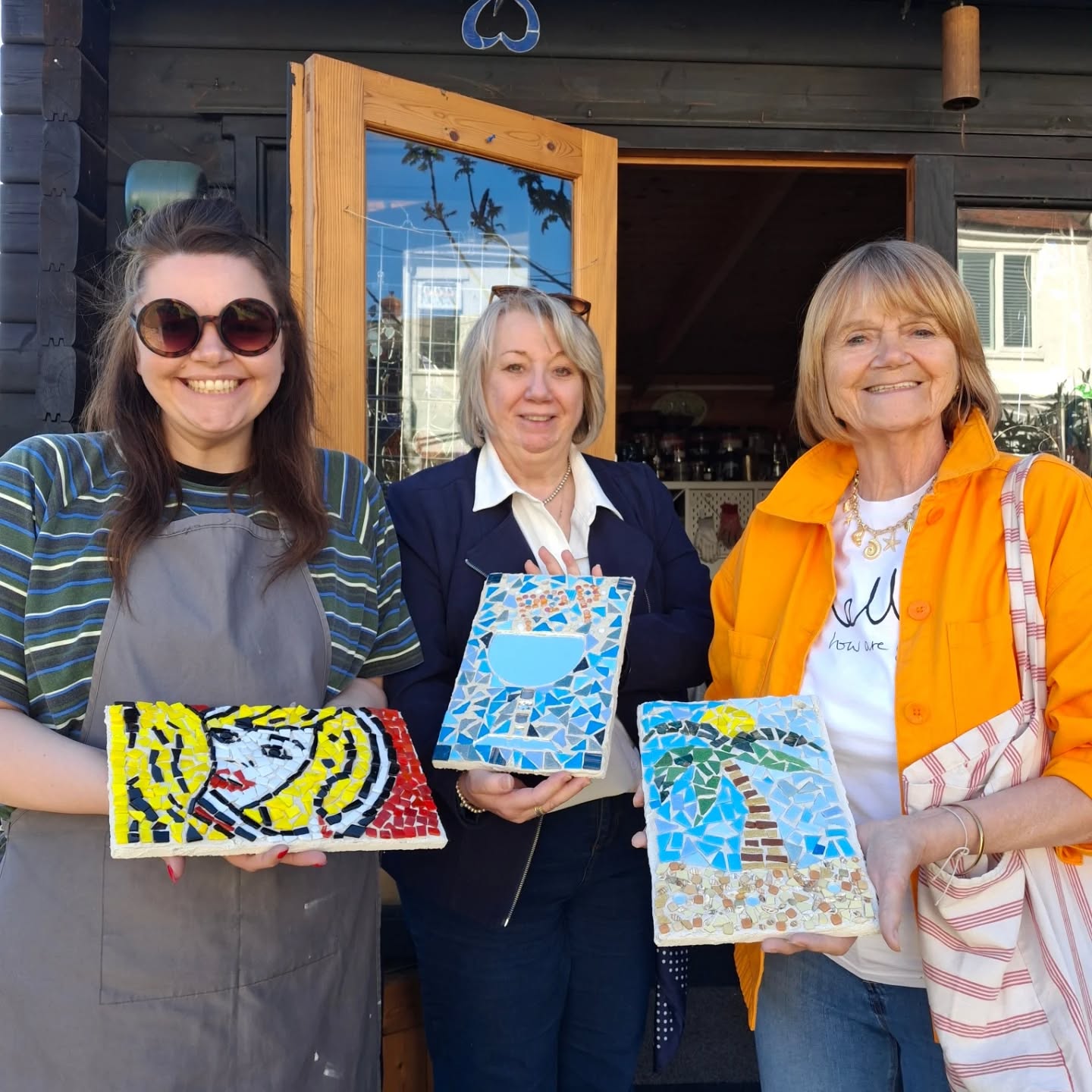 A bespoke mosaic class today to celebrate a special birthday.
What I love most is 3 people arrive with the same size base, and leave with something personal and unique to them. Well done ladies, these are fab!
Aren't they fabulous!?
.
.
.
#workshopsnearme
#essexevents
#mosaicinaday
#leighonseaart