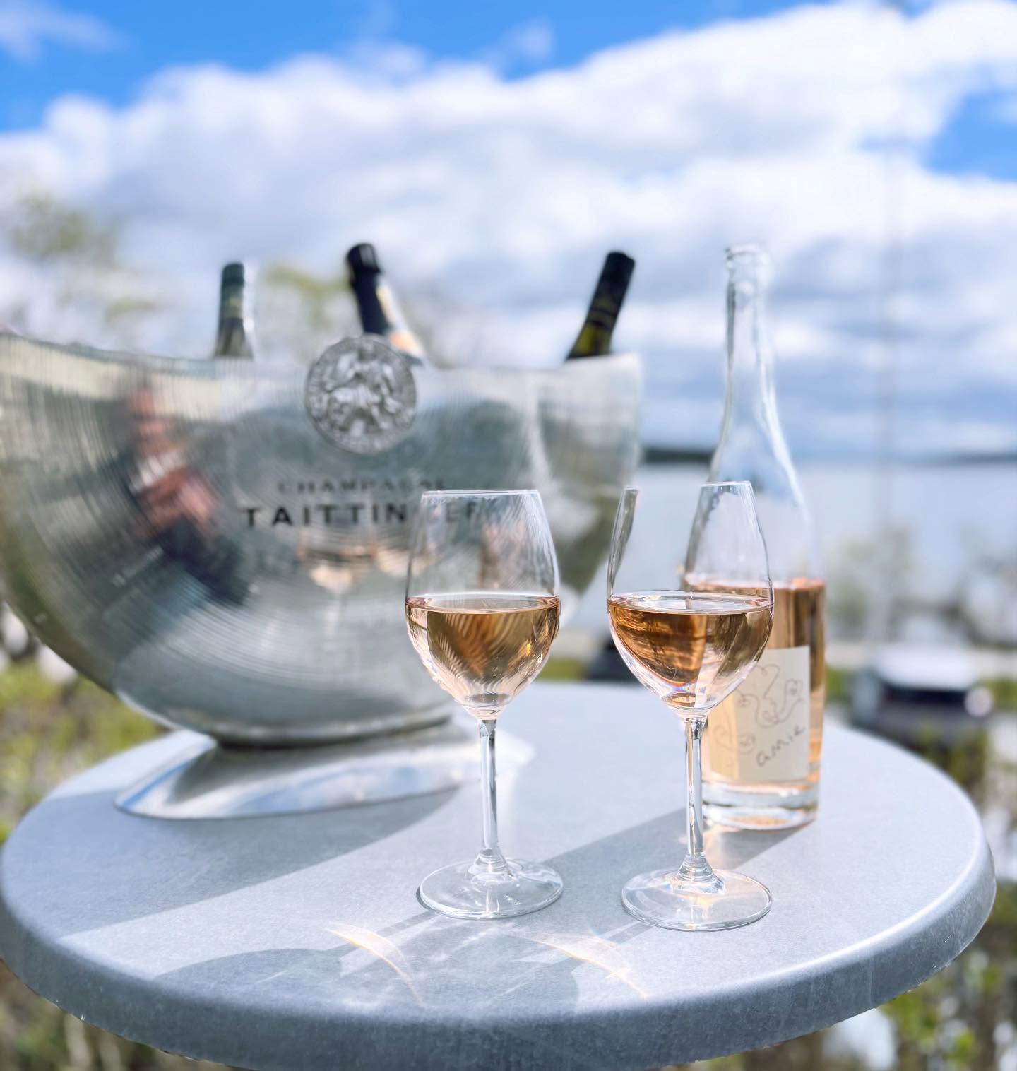 Valborg i Sigtuna! 💚
Vårtal, Vintern Rasat, Blommande träd och så det fantastiska valborgsmässobålet på sjön. Det finns inget vackrare! Välkommen att fira in våren på första parkett hos Sigtuna Stadshotell!
#valborg #sigtuna #vår