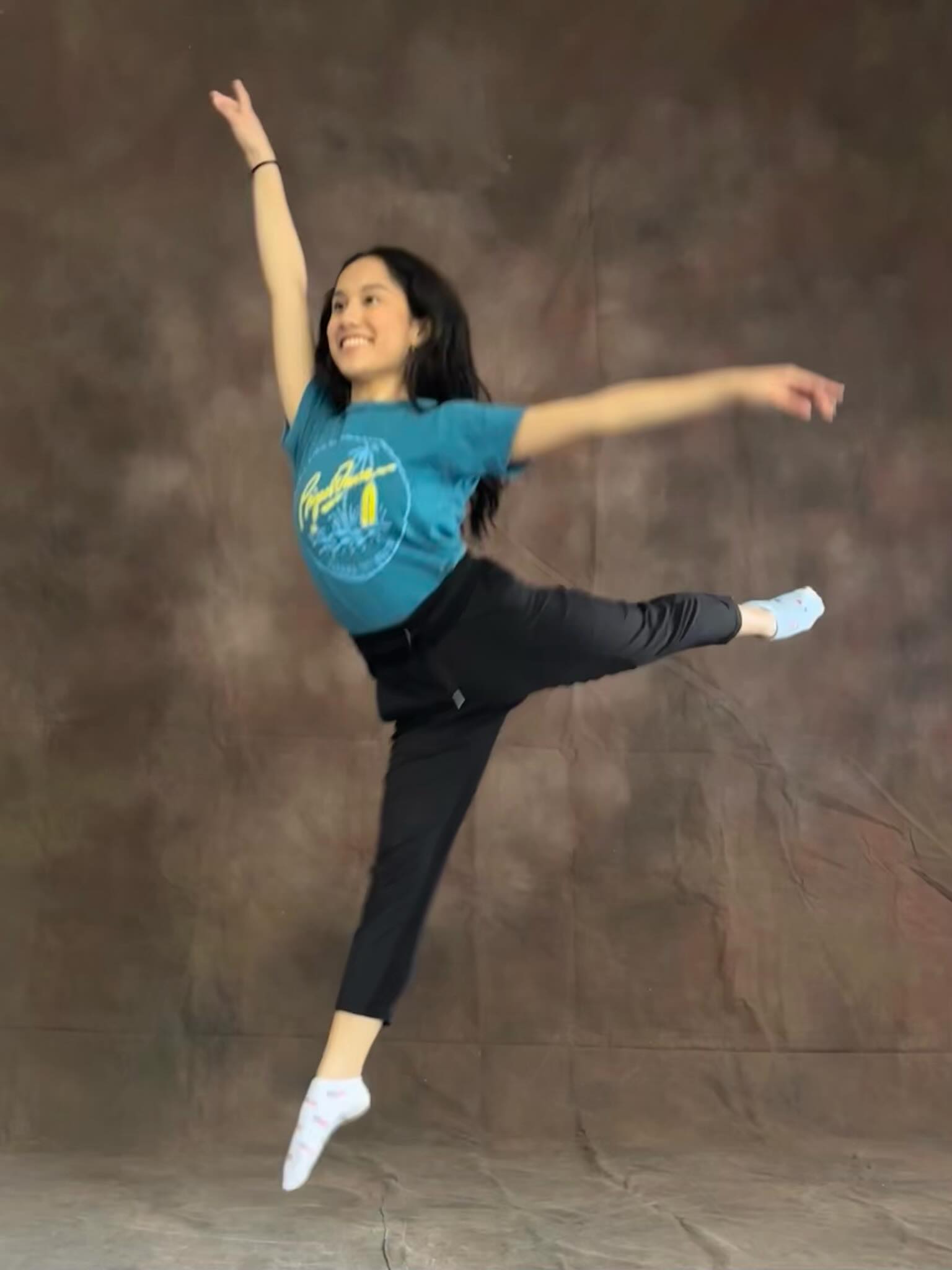 📸It’s PICTURE DAY at the studio! 📸 We still have a few openings so use the link in our bio to book an appointment with our AMAZING professional photographer, @nathangehmanphotography (who did NOT take this somewhat blurry pic 😂)! 📸