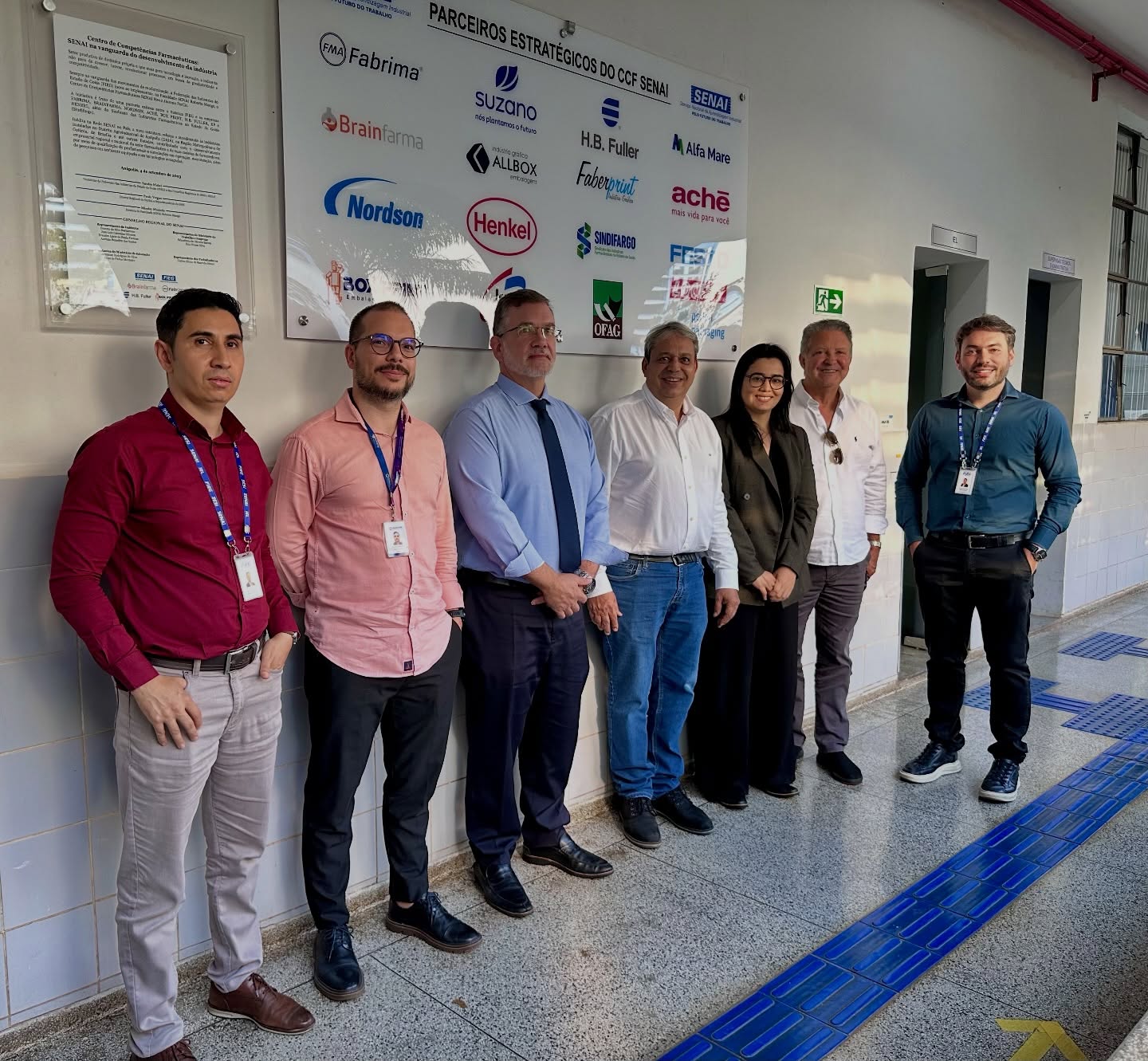 🔬 Integração e fortalecimento do setor da saúde em Goiás
O SINDIFARGO realizou, nesta quinta-feira (23), uma visita institucional ao Centro de Competências Farmacêuticas (CCF), localizado na FATEC SENAI Roberto Mange, com o objetivo de apresentar a estrutura e as potencialidades do espaço aos representantes do Sindicato dos Hospitais e Estabelecimentos de Serviços de Saúde no Estado de Goiás (@sindhoesg).
A agenda contou com a presença de Marcelo Perillo, presidente do SINDIFARGO, Marçal Soares, presidente executivo do SINDIFARGO, Gustavo Clemente, presidente do SINDHOESG, Almiro Martins, diretor da FATEC SENAI Roberto Mange, Wesley Alves de Fontes, instrutor orientador do CCF e atendimento corporativo da FATEC SENAI, Kleiry Chaves, gestora institucional e representante do jurídico do SINDHOESG, e Diego Percival, gerente de RH e SESMT da Halex Istar.
Na ocasião, o diretor do SENAI realizou a entrega de um documento ao presidente executivo do SINDIFARGO, sendo ele o primeiro presidente a recebê-lo. O material reúne informações sobre ex-alunos qualificados para a indústria farmacêutica, fortalecendo a conexão com o setor produtivo e a formação de mão de obra especializada.
O encontro também foi um momento de diálogo para a consolidação de parcerias entre o setor farmacêutico e hospitalar.
✅ Alinhamento, cooperação e desenvolvimento para a saúde!
#SINDIFARGO #SINDHOESG #SENAI #IndústriaFarmacêutica