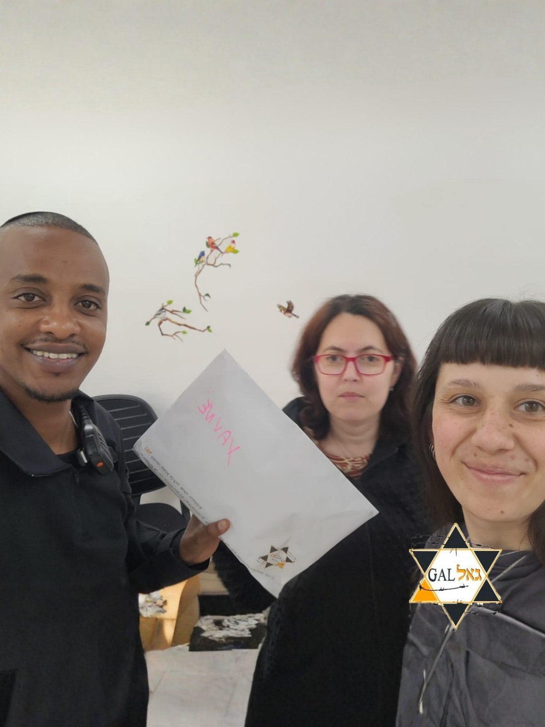 Grâce à vos dons, la solidarité ne s’arrête pas.
L’équipe d'Amouta GAL distribue chaque mois plus d’une centaine de ''Cartis Mazon'' — des cartes alimentaires — à nos chers rescapés de la Shoah à Yavné, Rishon et Netivot...
Malgré tout, nous continuons d’être présents pour ceux qui ont déjà traversé l’indicible.
Merci à chacun d’entre vous pour votre soutien. ❤️
👉 Pour continuer à aider :
amutagal.com
