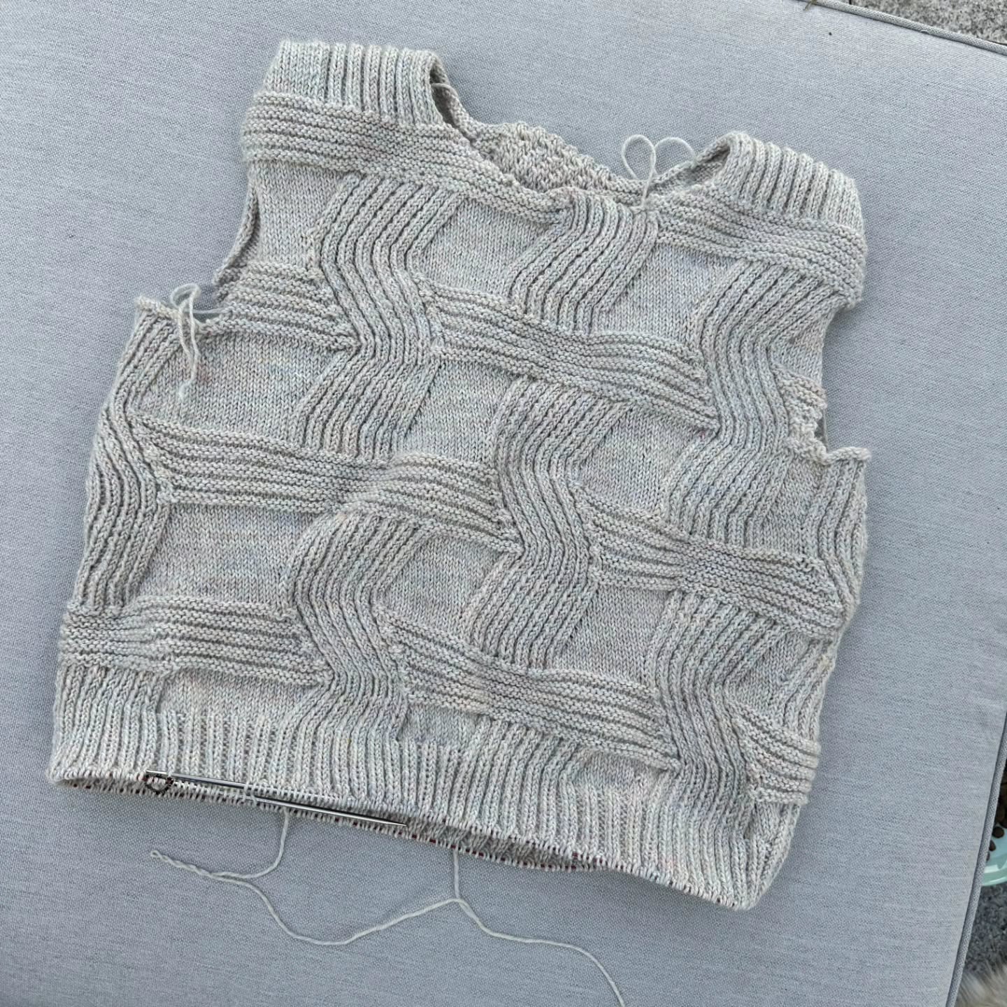 Rhythmic Pulse testing is progressing!
Some awesome testers are almost done with their vests and they are amazing 😍😍😍
The light one belongs to @cocorrinna , and she used the original yarn for the pattern which is Artisan fibers Sport by @fruityknitting in the color White Opal.
The dark one belongs to @lee.mccabe , and she used Holst Garn Cloud held double.
I love seeing all the different projects in all the different colors 🥰
#rhytmicpulsevest #knitofthedragon #vestknitting #textureknitting #garmentknitting