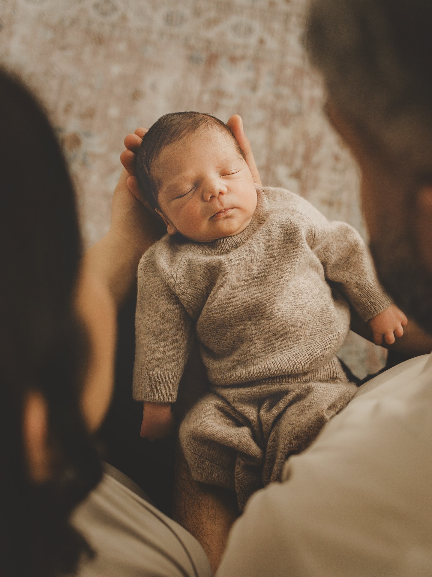 Die Zeit mit deinem Neugeborenen 👶🍼 vergeht schneller, als man es sich vorstellen kann. Jeder kleine Ausdruck und jedes winzige Detail 🔍 ist einzigartig und verfliegt so schnell. Genau deshalb ist ein Neugeborenen-Shooting so viel mehr als nur ein Fotoshooting: Es ist eine wertvolle Möglichkeit, diese Anfangsmomente für immer festzuhalten.
Euer Baby 👶 verändert sich von Tag zu Tag, wächst in rasantem Tempo und entwickelt sich ständig weiter. Umso wertvoller sind Bilder, die genau diese erste, so besondere Zeit bewahren. ✨
Wenn auch du dir zeitlose Erinnerungen an die ersten Tage mit deinem Baby 🥰 wünschst, melde dich gerne ganz unverbindlich bei mir. Ich freue mich sehr darauf, euren Start als Familie mit viel Liebe und Feingefühl festzuhalten. ❤️
Ich freue mich auf euch! 😘
Eure Chen 🥰
📱0176-444 535 45
💌 chen@loveberry.photography
www.loveberry.photography
#neugeborenenshootingmünchen #newbornshootingmunich #babyfotosmünchen #fotostudiomünchen #schwangerinmünchen