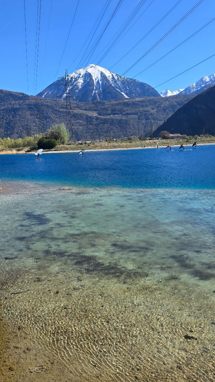 ᴄᴏᴜᴘ ᴅᴇ ᴄᴏᴇᴜʀ 🩵🌿 ᴵⁿᶠᵒˢ ⬇️
On adore ce lieu de détente et de baignade et lors de mes précédentes stories ici, j'ai eu plusieurs questions sur sa localisation.
Voici donc quelques infos à sauvegarder pour votre prochaine sortie ici 🥰✅️
╰┈➤ˎˊ˗ Les Gouilles du Rosel se trouvent à Martigny, juste à côté du Relais du Grand-Saint-Bernard donc au bord de l’autoroute
╰┈➤ˎˊ˗ Accès possible par l'autoroute ou alors par petite route derrière, vers l'accès du parc Western City
╰┈➤ˎˊ˗ Baignade possible dans la zone dédiée mais sans surveillance
╰┈➤ˎˊ˗ Dogfriendly (ok il y en a partout 🤣🐾), zones de verdure pour la détente mais peu d'ombre! Beaucoup de vent (ce n'est pas une base de Windsurf pour rien 🙈)
Tu connaissais ce lieu ? Je suis certaine que tu es déjà passé plusieurs fois devant mais s'y arrêter vaut vraiment la peine 🩵🌿
Activités Famille | Lac baignade | Valais