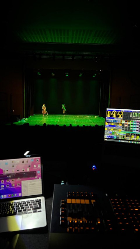 L'ANEGUET LLEIG va visitar @laxarxamataro i va ser molt emotiu retrobar-me amb amics, familia i sobretot poder ballar en aquest preciós espai del Teatre Monumental !
A més vam celebrar els #20Anysdecompanyia tambe l'aniversari del @leoodancr i com no... Vam dedicar un moment a la meva primera profesora de dansa @enriquetaalumperlasia
Gràcies @culturamataro per fer posible aquest moment tant entranyable!
Esperem tornar ben aviat... per exemple amb #elpetitprincep
I pels que no vau poder venir... Recordeu que estarem el proper DIUMENGE 3 DE MAIG AL TEATRE MUNTANER de Barcelona i tambe en la nostra gira per la infancia arreu de Catalunya!
#AneguetLleig #elpatitofeo #contesballats