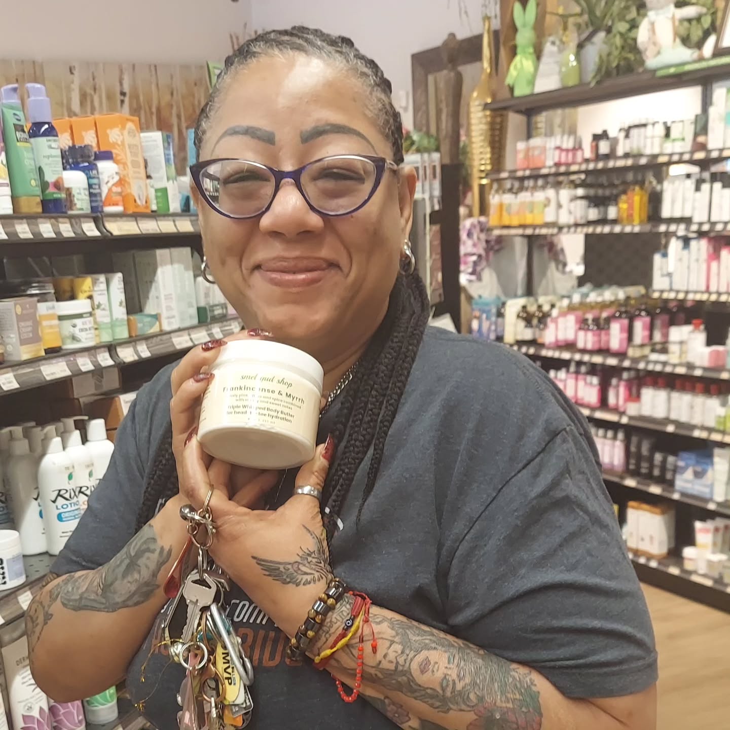 🤯 mind blown. I walk into Garner's Natural Life on Woodruff Rd.(they carry some of our products), and I see a customer getting my body butter. The manager of the store was walking by and said to the customer here is the maker. I introduced mysel, and she said to take a picture with me holding your product.
It simply made my day. Garner's on Pleasantburg Rd also carries our products.
If you're local to upstate, check out those store or shop thesmelgudshop.com
Lin in bio.